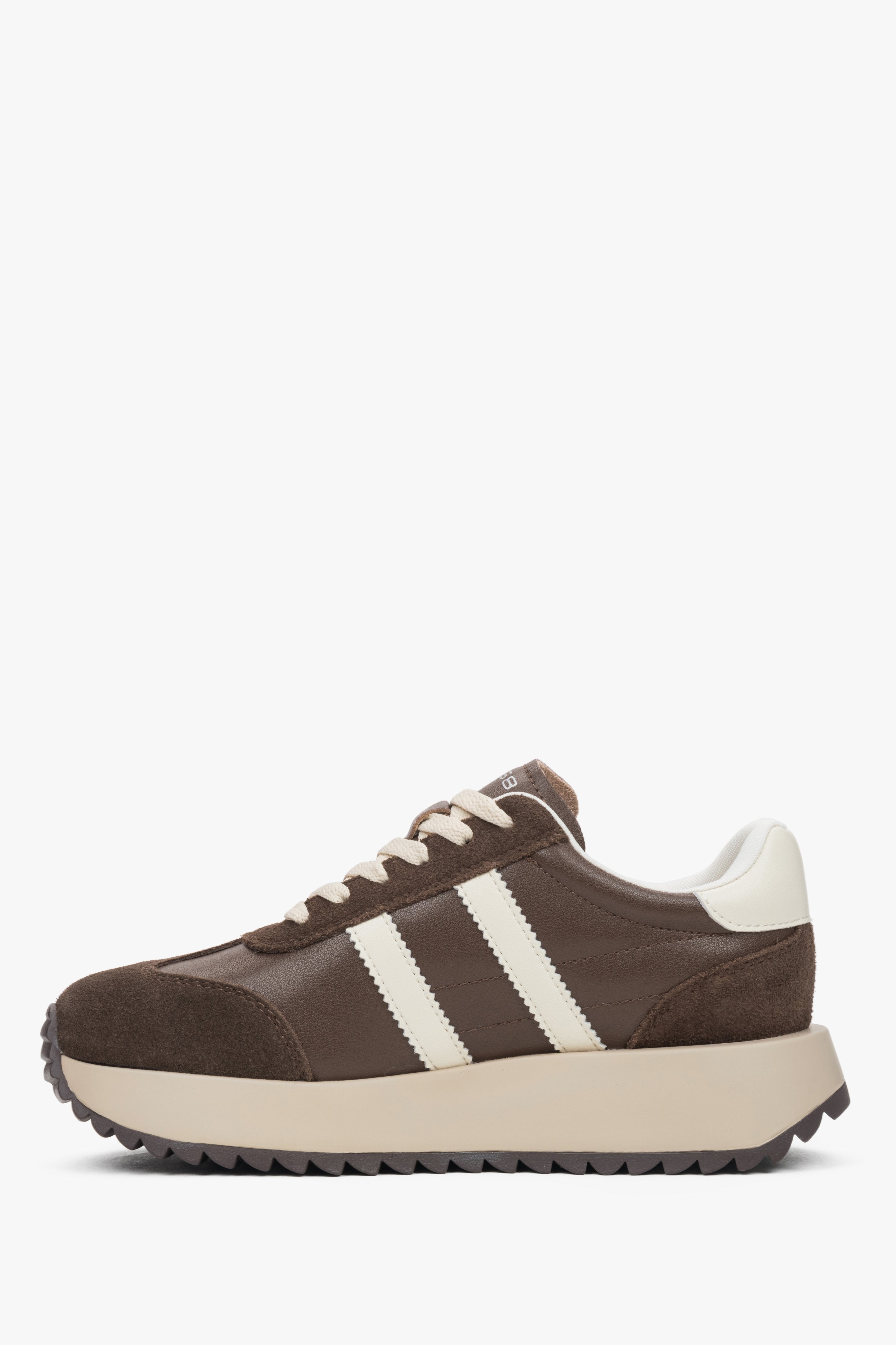 Profilansicht der sportlichen Damen-Sneaker zur Veranschaulichung der flachen Absatzform
