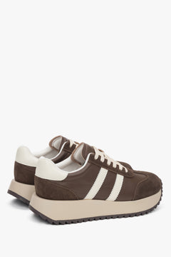 Rückansicht der sportlichen Damen-Sneaker zur Veranschaulichung der flachen Absatzform