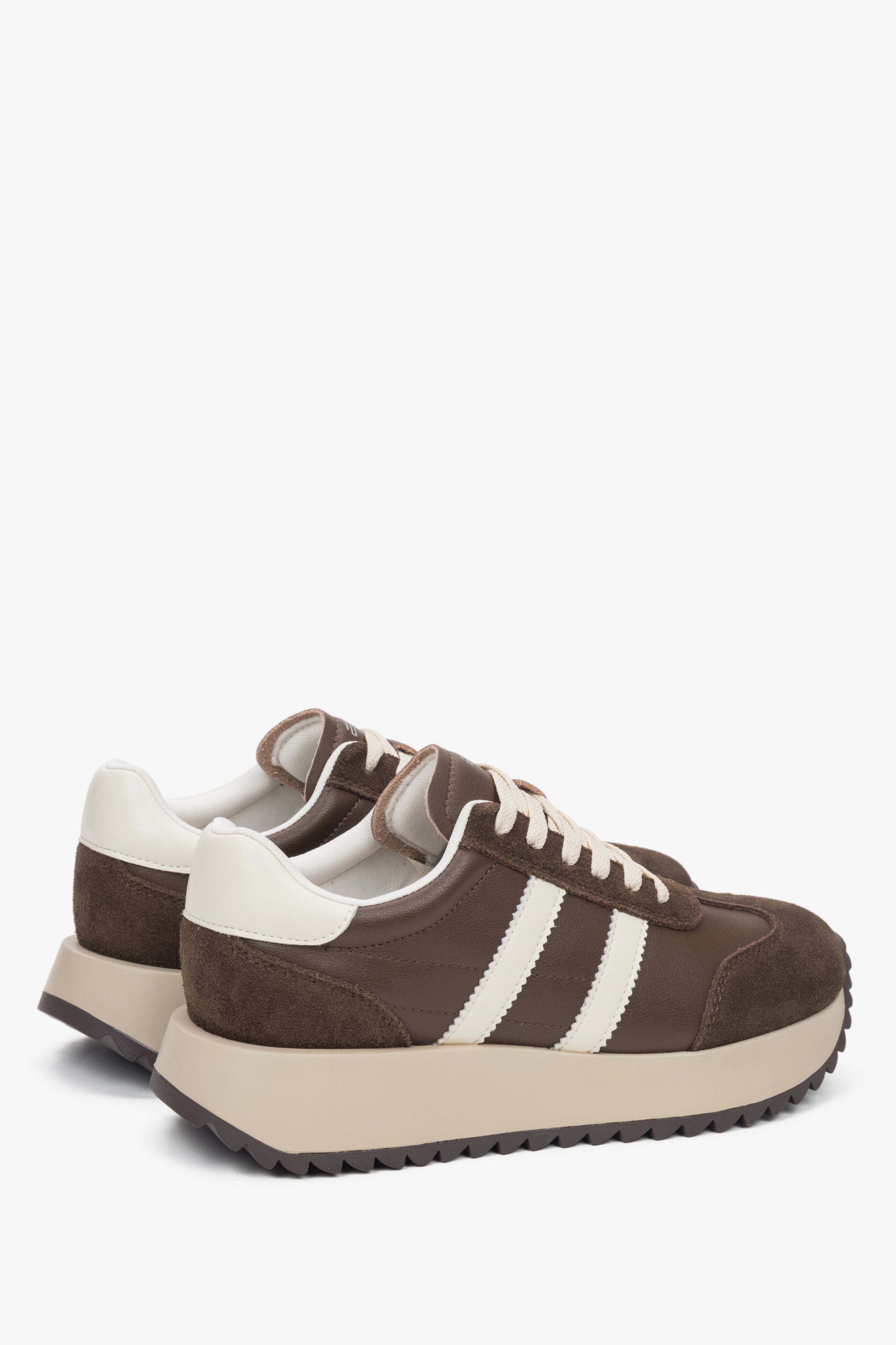 Rückansicht der sportlichen Damen-Sneaker zur Veranschaulichung der flachen Absatzform