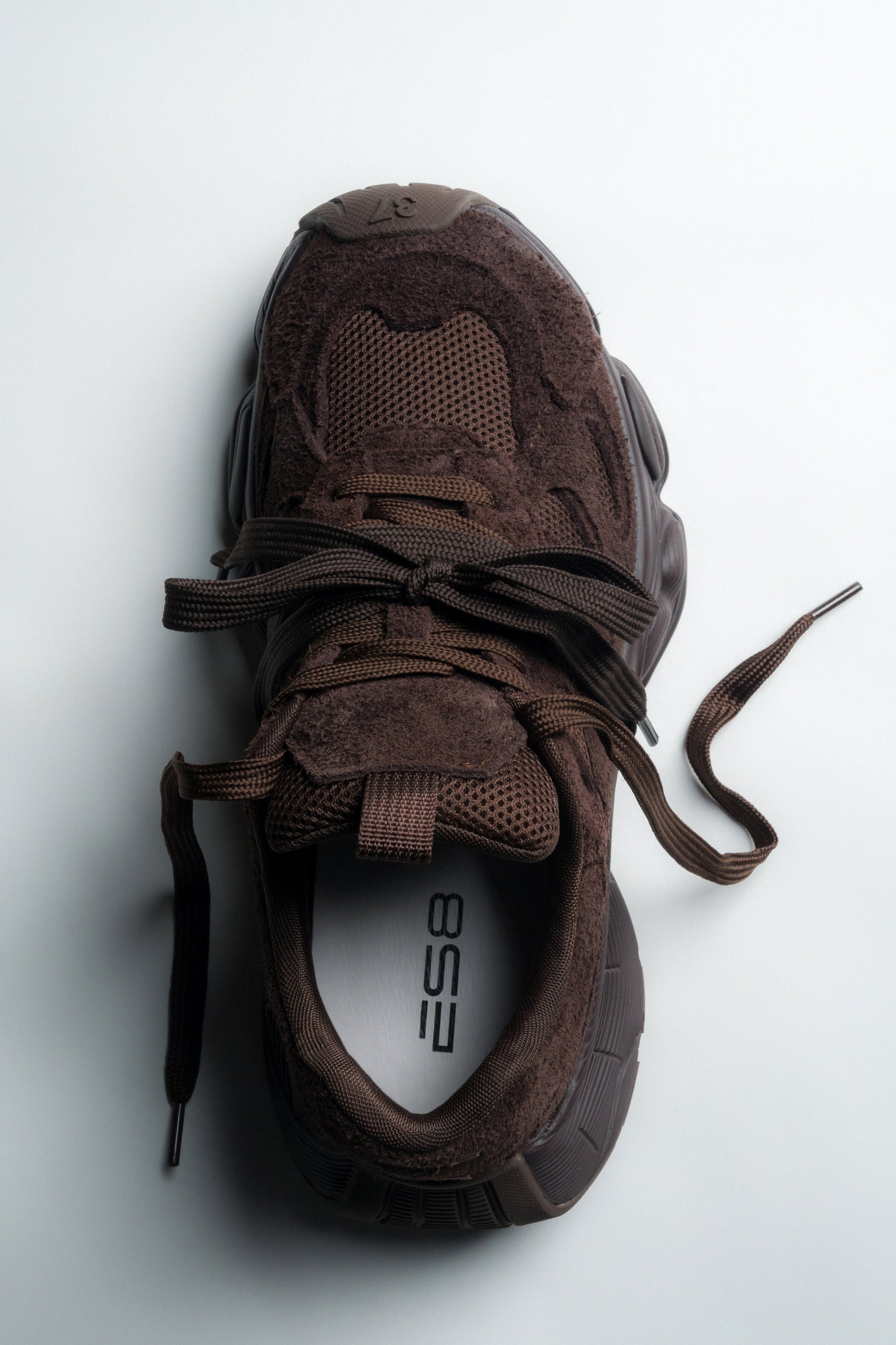 Detailansicht von oben auf den dunkelbraunen Damen-Sneaker mit ES8-Logo auf der Leder-Innensohle
