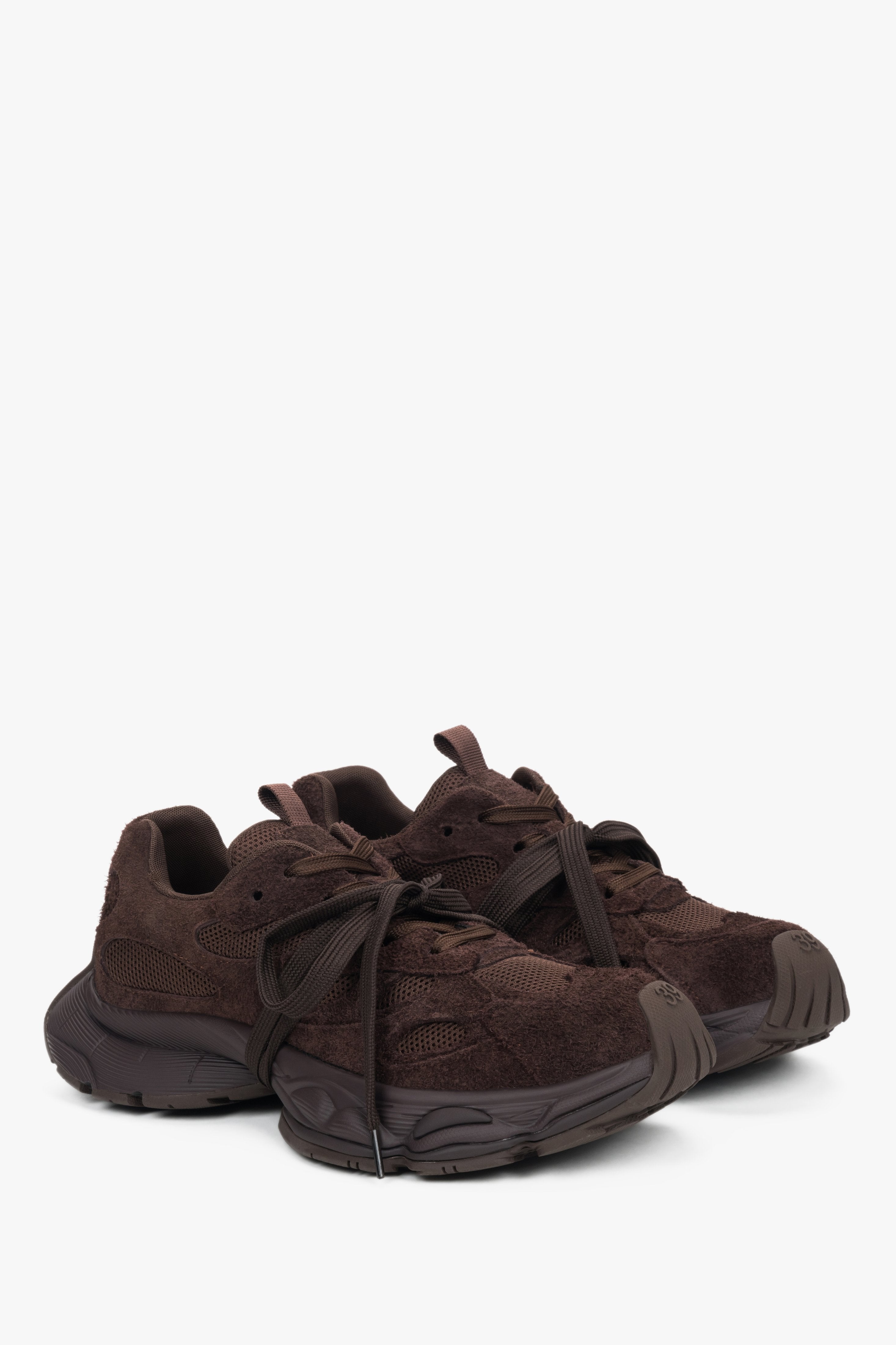 Schrägansicht des Paares dunkelbrauner Plateau-Sneaker aus rauem Velours