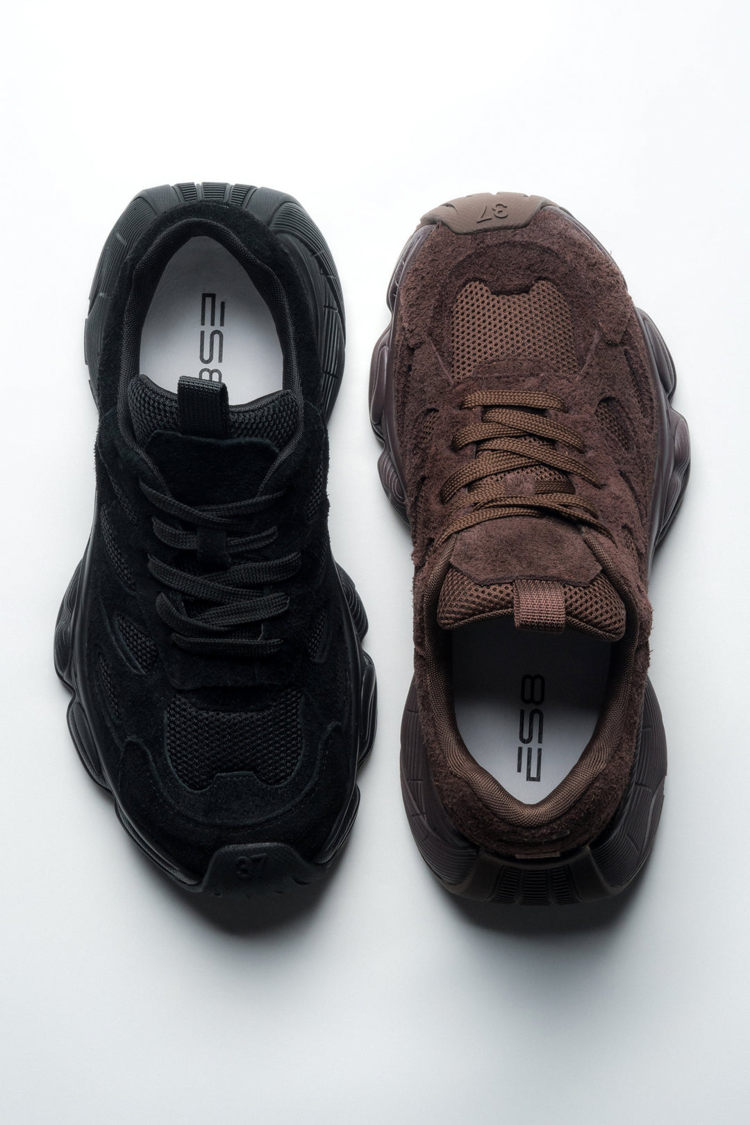 Vergleichsansicht der texturierten ES8 Sneaker in Schwarz und Dunkelbraun (Espresso)