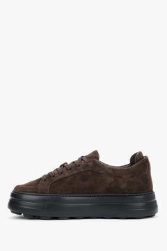 Gegenläufige Seitenansicht der dunkelbraunen Damen-Sneaker aus italienischem Premium-Velours