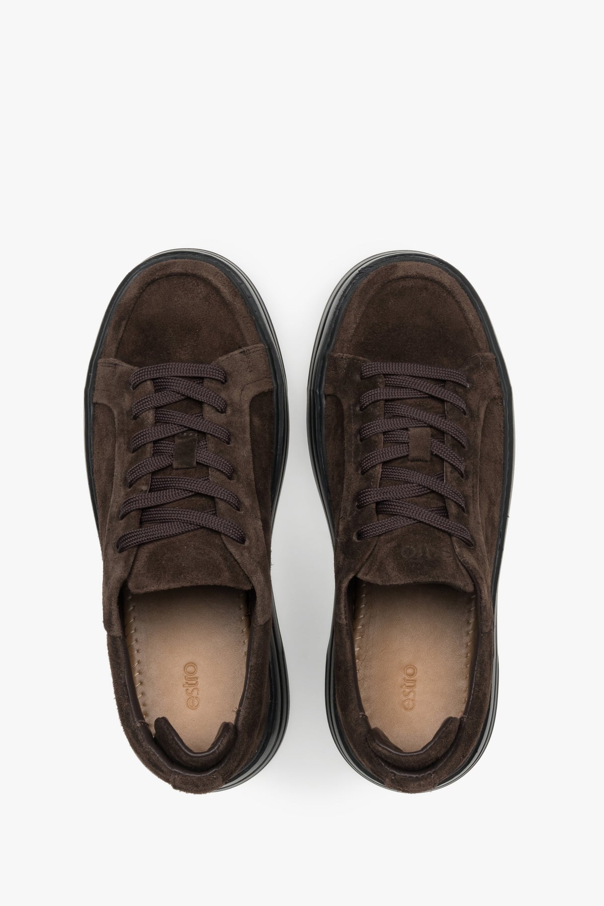 Symmetrische Draufsicht auf das Paar Sneaker mit Echtleder-Innenfutter