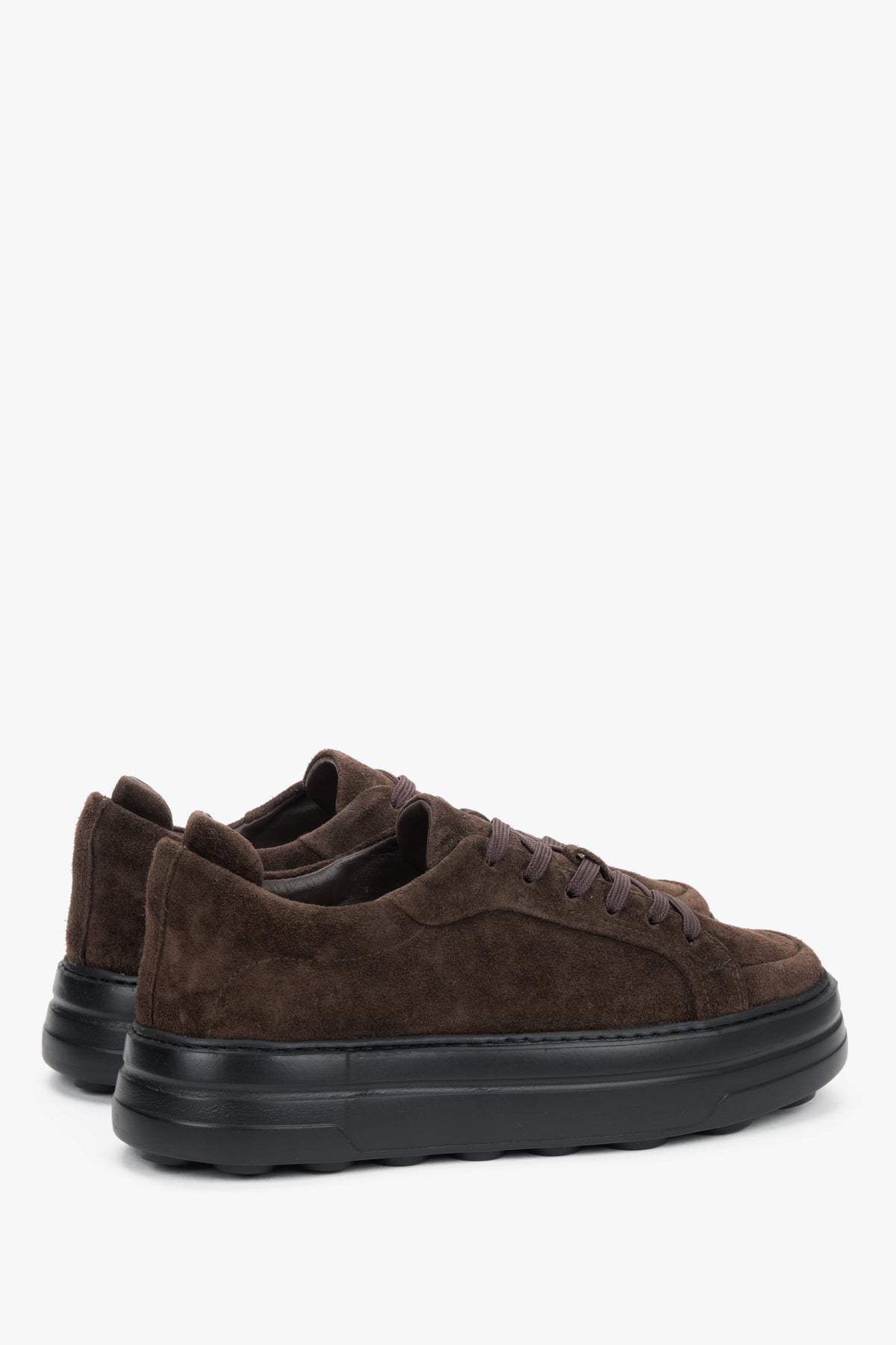 Rückwärtige Schrägansicht der Damen-Sneaker mit weich gepolsterter Fersenkappe und Plateausohle