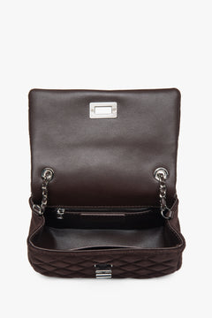 Blick in das geöffnete Innere der Tasche mit Leder- und Textilauskleidung sowie Steckfächern