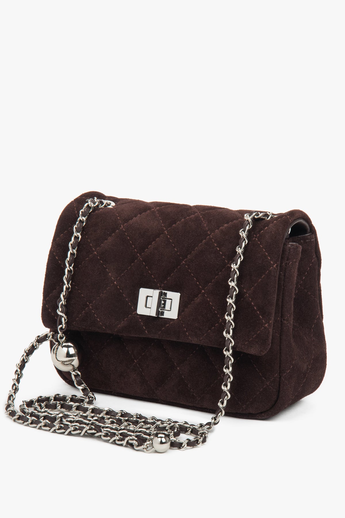 Schräge Seitenansicht der dunkelbraunen Veloursleder-Tasche mit Fokus auf die geometrische Rautensteppung