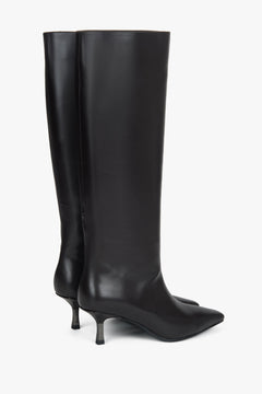 Rückwärtige Schrägansicht beider Stiefel mit Fokus auf den filigranen 6-cm-Absatz