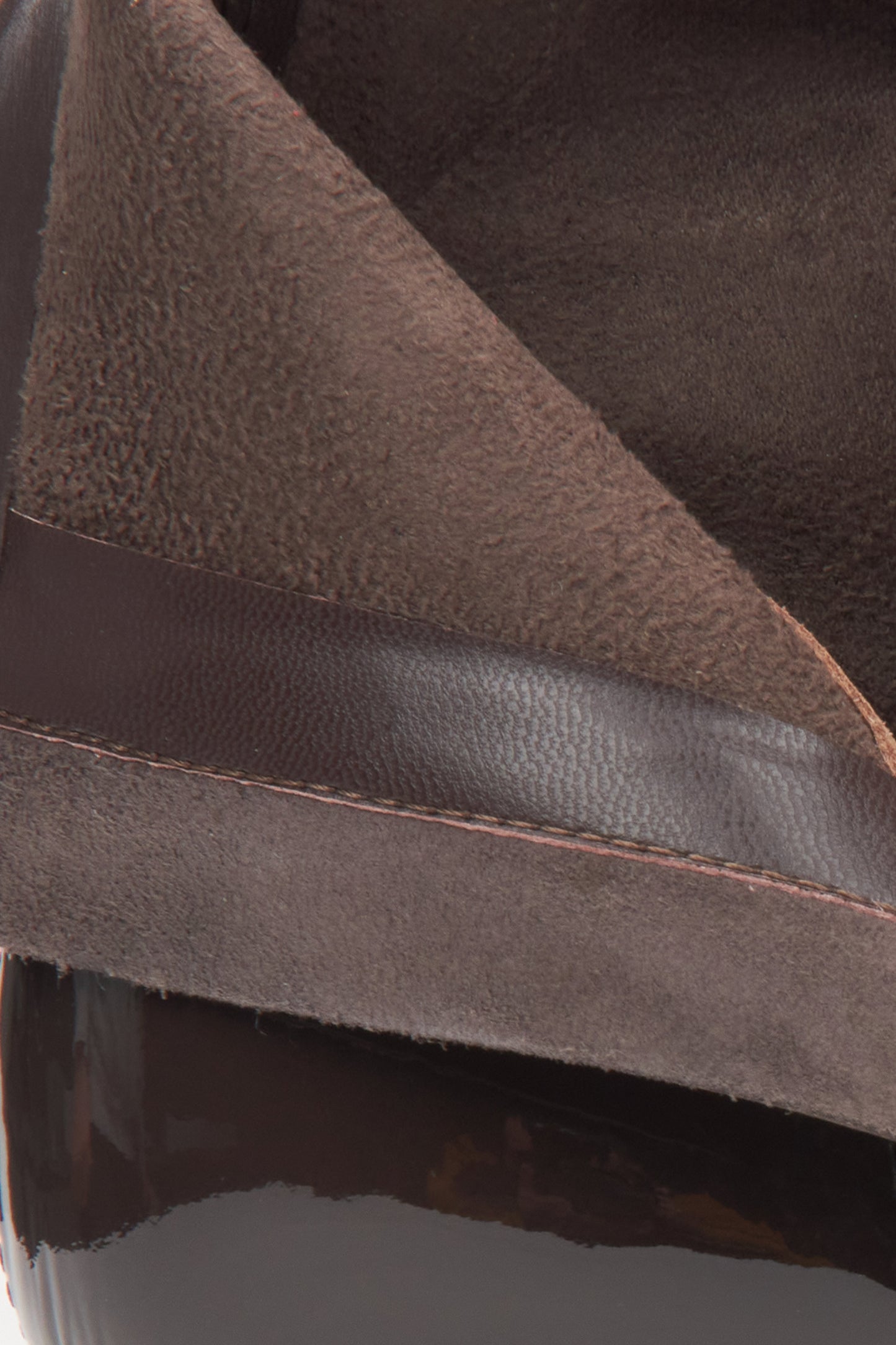 Damen-Lacklederstiefeletten in Dunkelbraun auf Stilettoabsatz von Estro – Nahaufnahme des Innenraums.