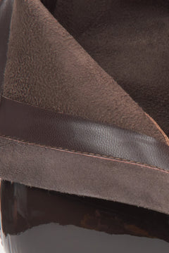 Damen-Lacklederstiefeletten in Dunkelbraun auf Stilettoabsatz von Estro – Nahaufnahme des Innenraums.