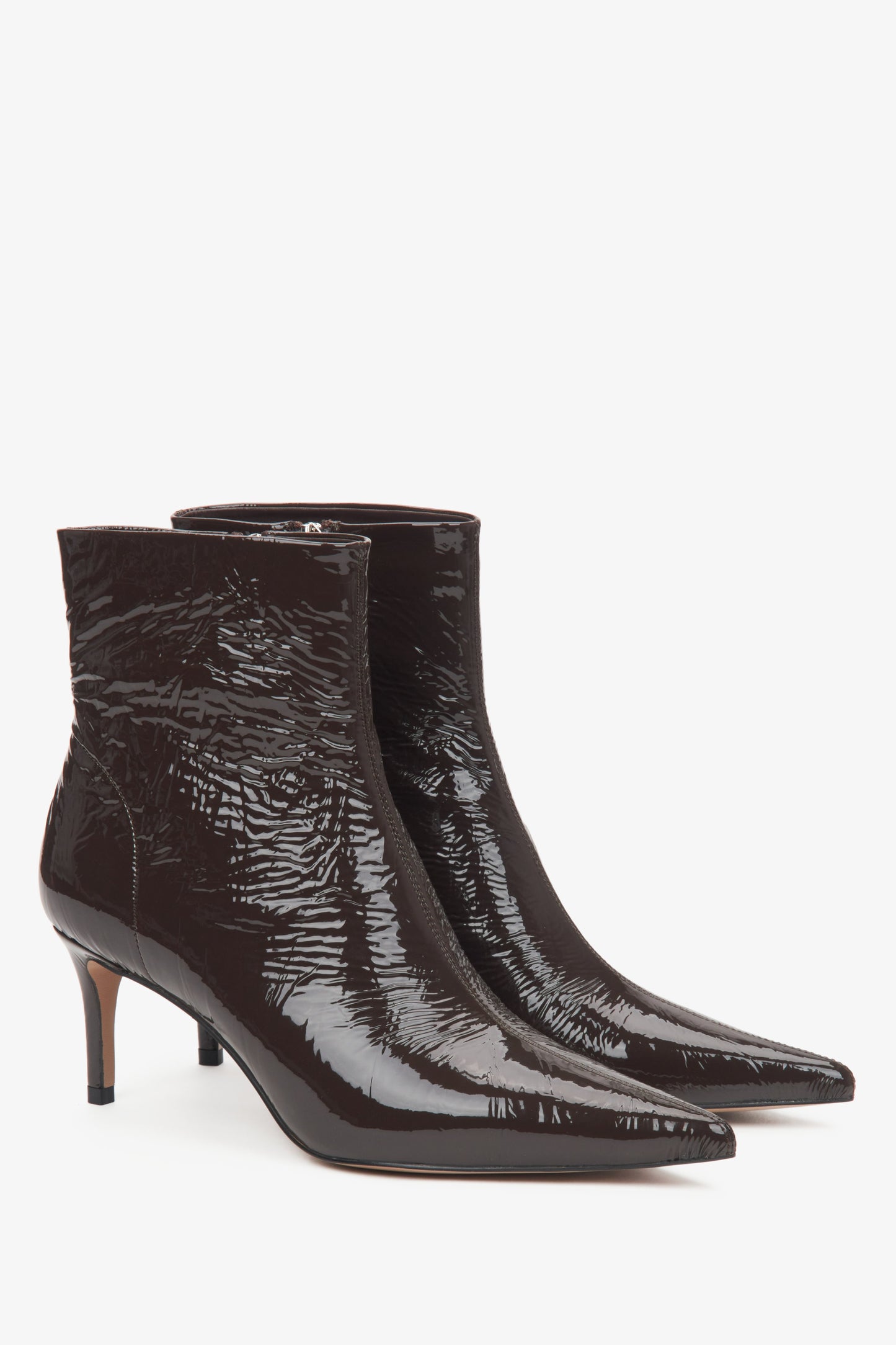 Damen-Lacklederstiefeletten in Dunkelbraun von Estro mit Stilettoabsatz.