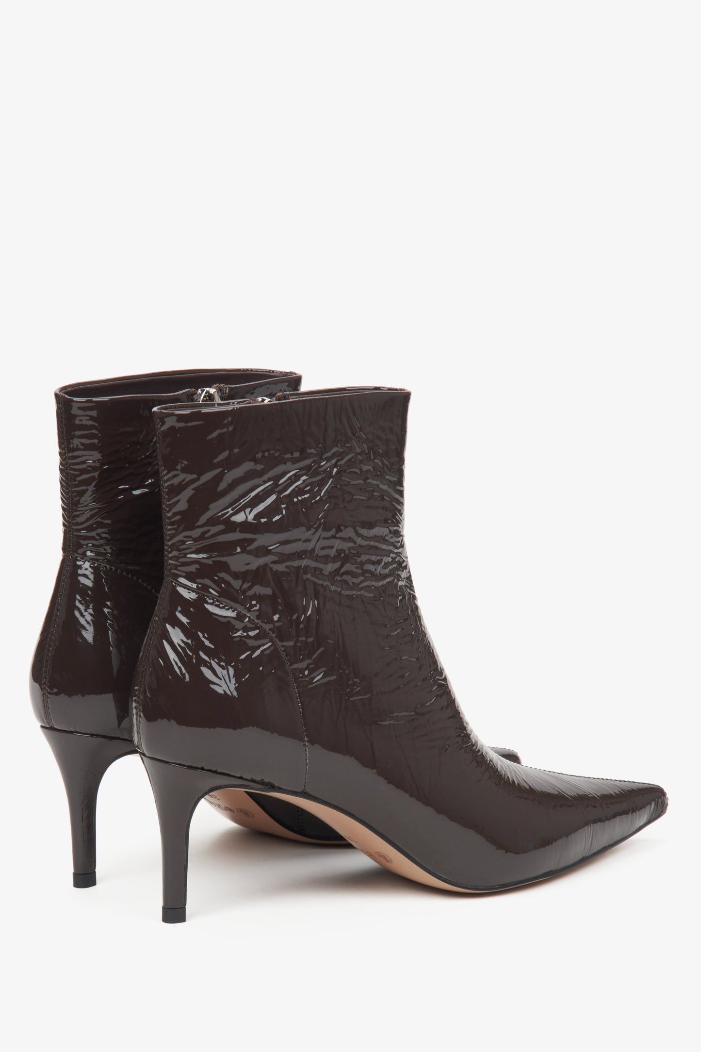 Damen-Lacklederstiefeletten in Dunkelbraun aus echtem Leder von Estro – Nahaufnahme des Absatzes und der Seitenlinie des Schuhs.