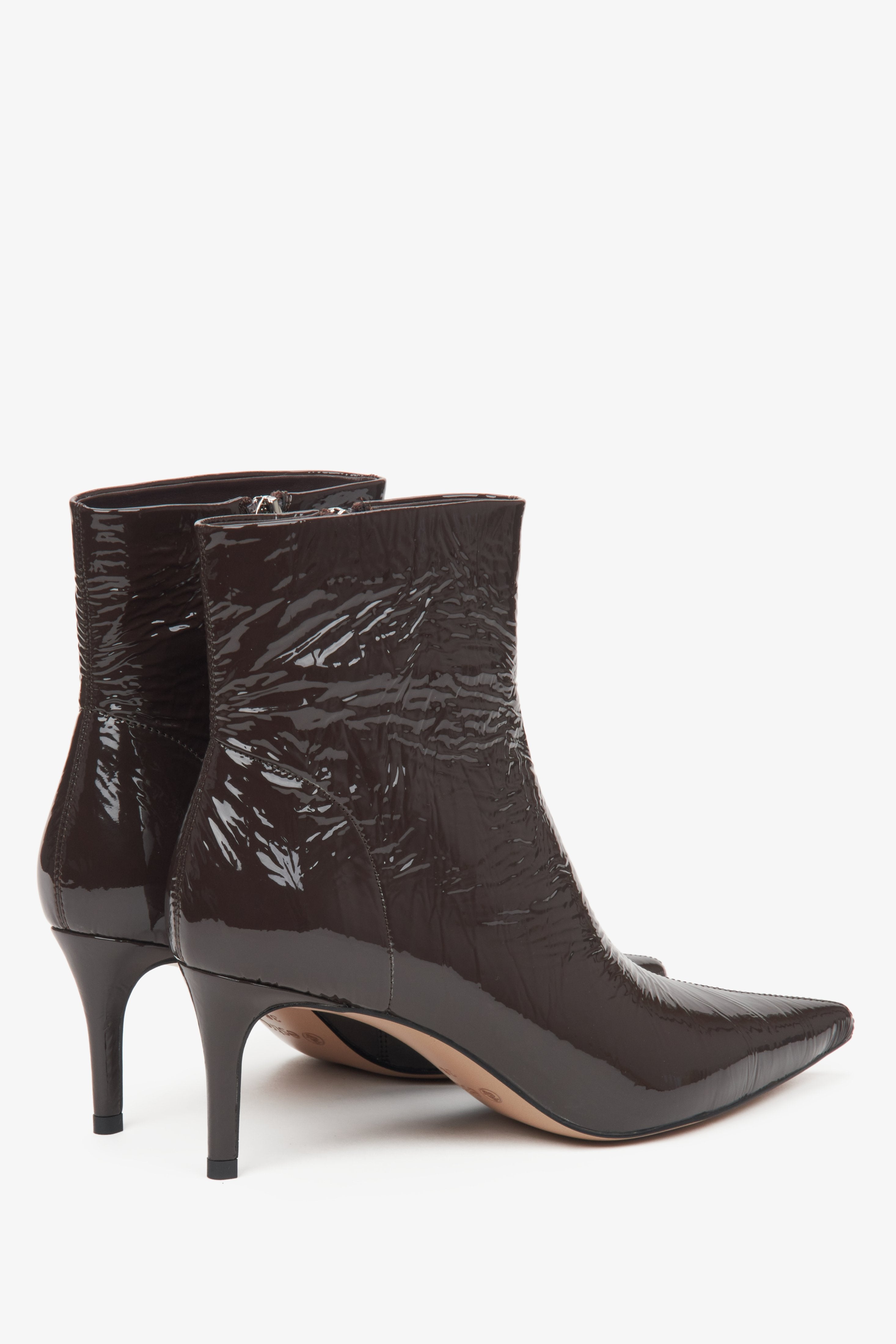 Damen-Lacklederstiefeletten in Dunkelbraun aus echtem Leder von Estro – Nahaufnahme des Absatzes und der Seitenlinie des Schuhs.