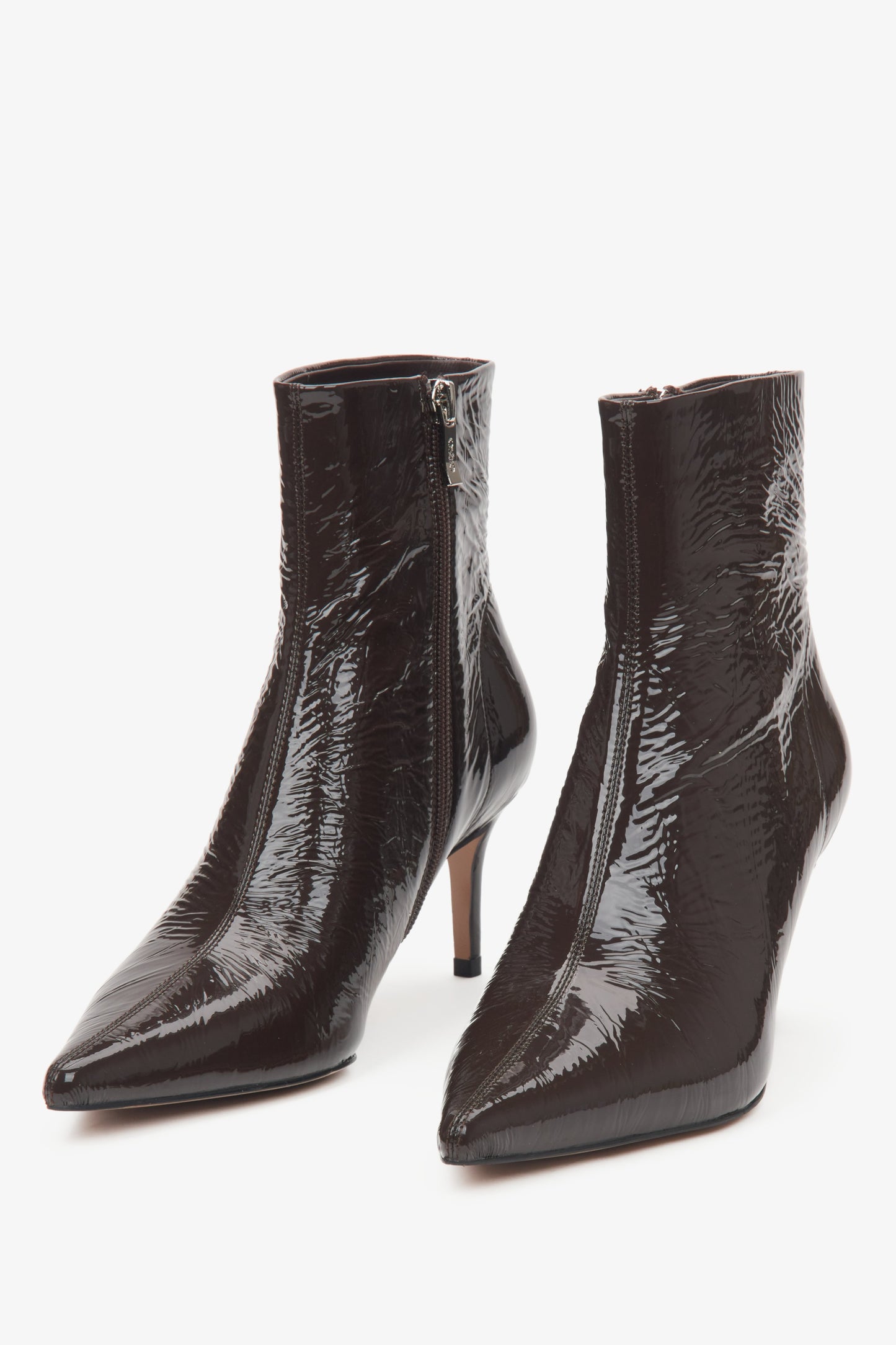 Damen-Lacklederstiefeletten in Dunkelbraun auf Stilettoabsatz von Estro – Nahaufnahme der Schuhspitze.