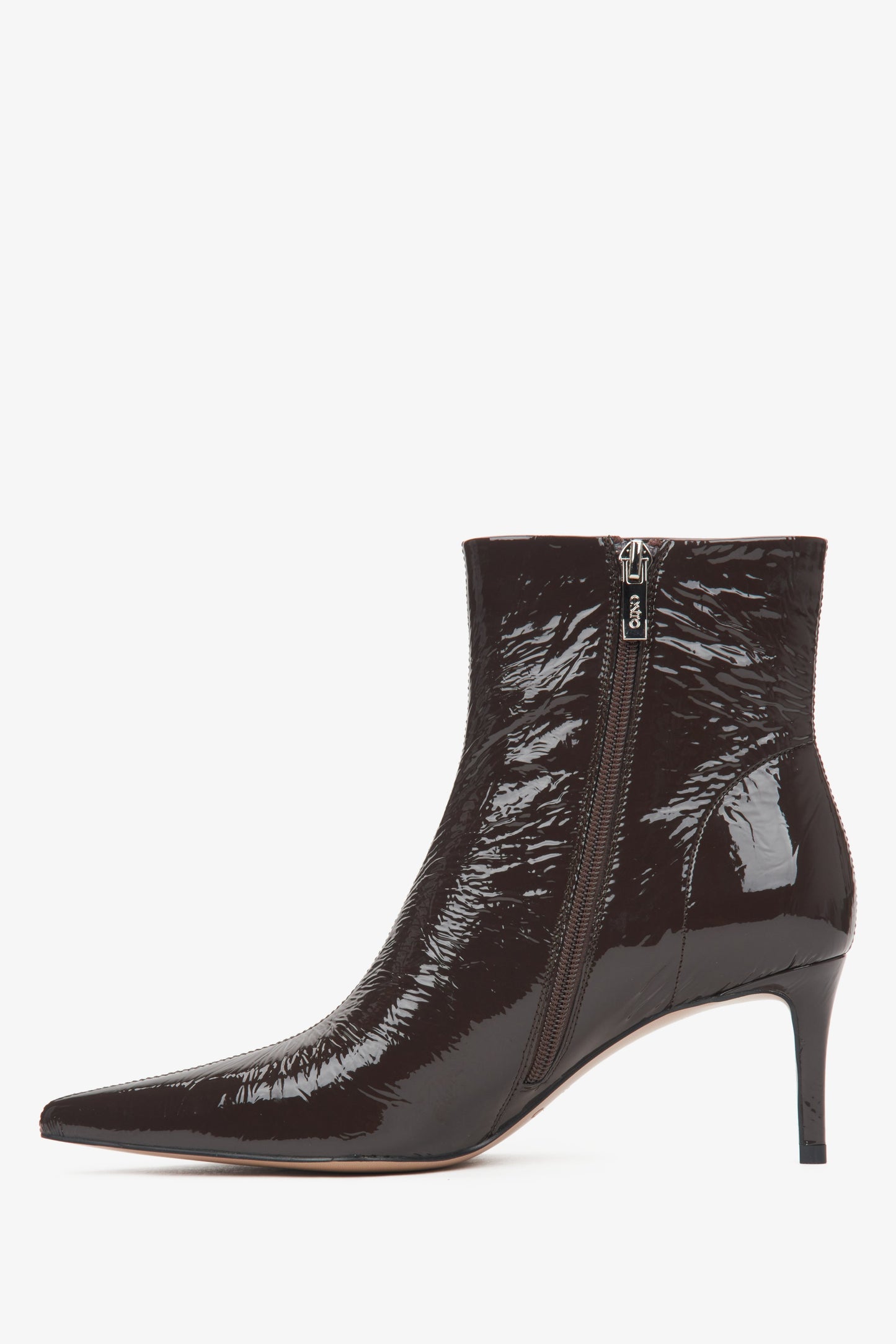 Damen-Lederstiefeletten in Dunkelbraun auf Stilettoabsatz von Estro – Seitenprofil des Schuhs.