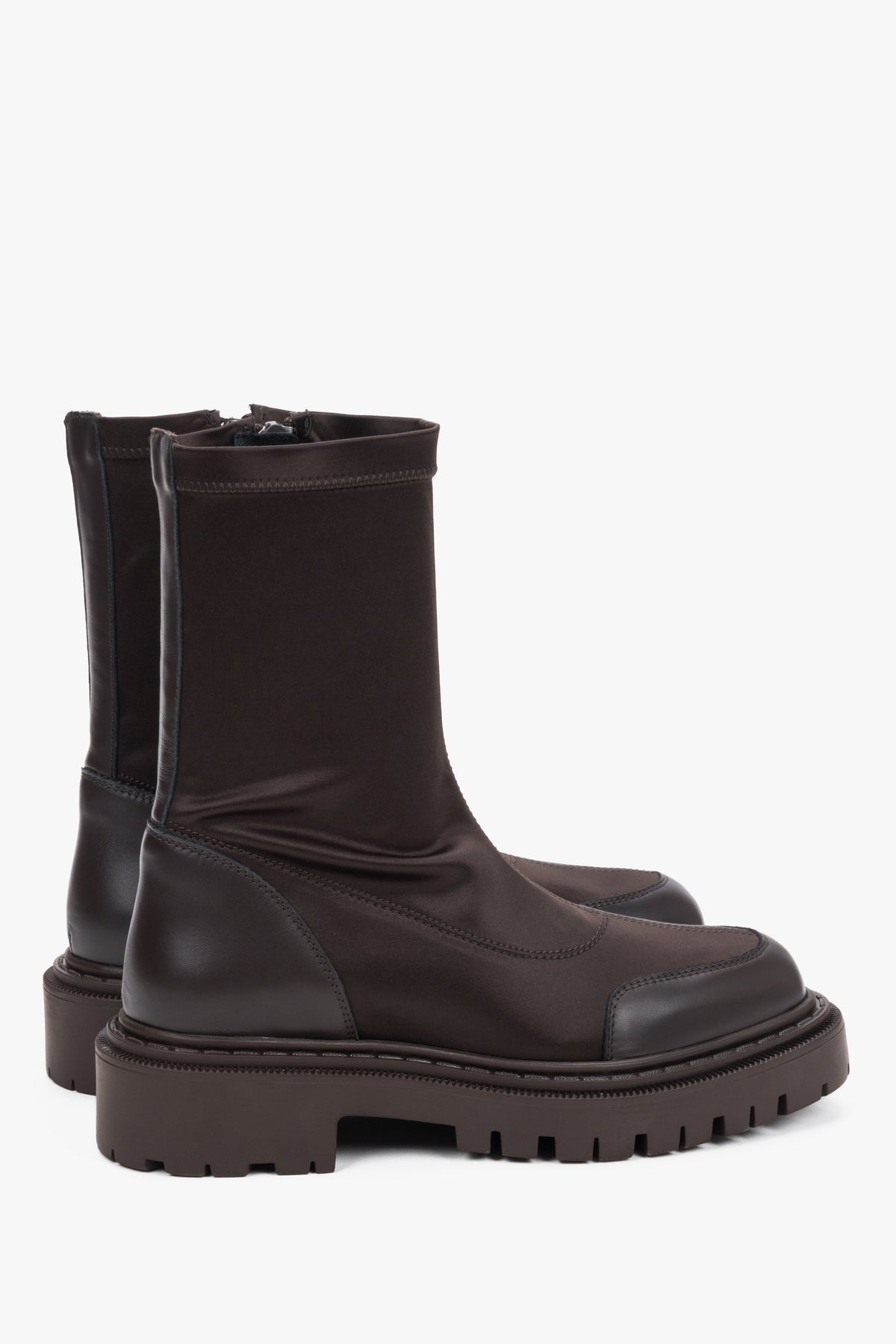 Rückwärtige Ansicht der enganliegenden Damen-Stiefeletten mit markanter Sohle