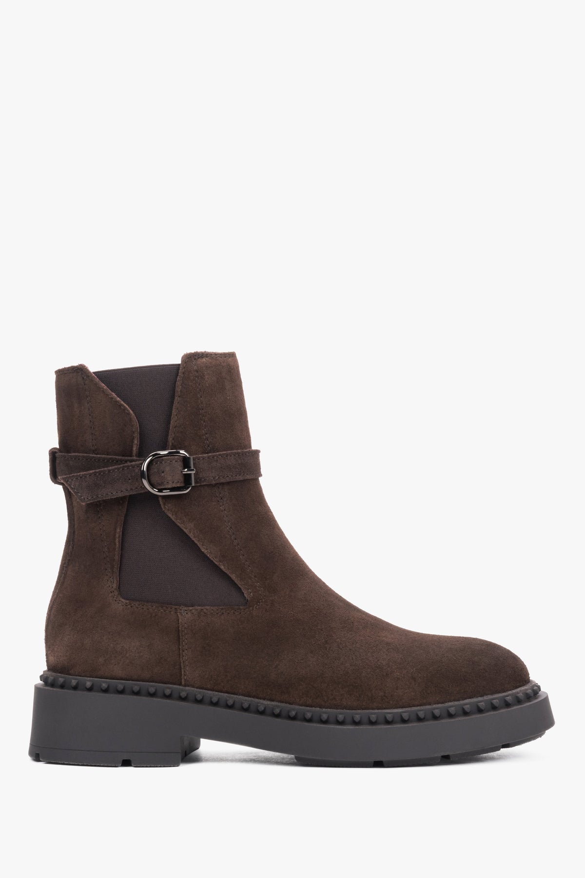 Flaches Seitenprofil der dunkelbraunen Damen-Stiefeletten aus Velours mit Zierriemen