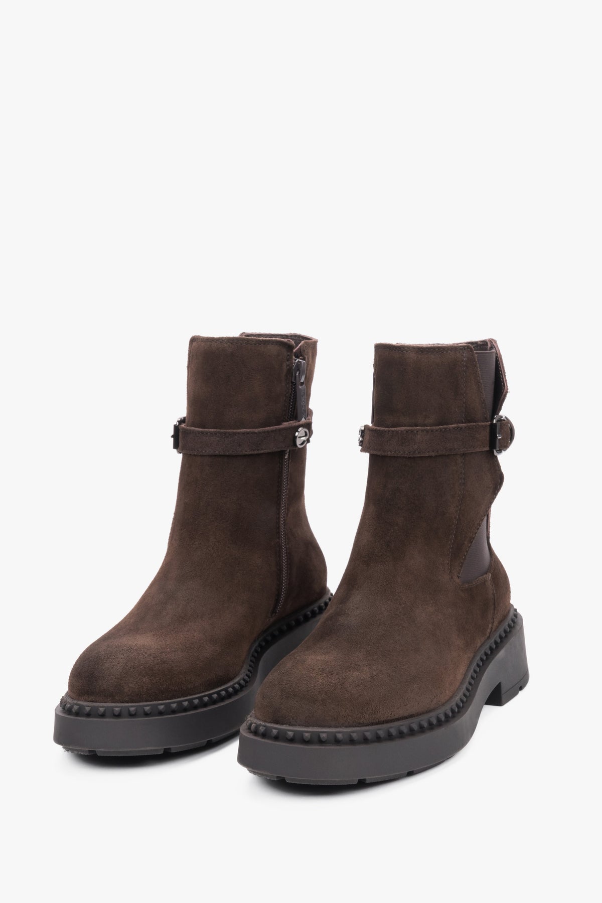 Schräge Frontalansicht des Paares dunkelbrauner Chelsea-Boots aus Echtleder