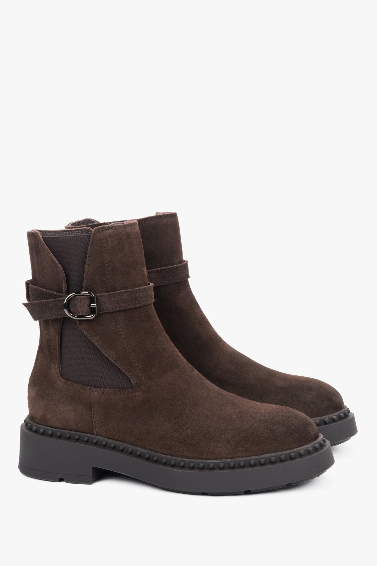 Frontale Perspektive der eleganten dunkelbraunen Velours-Stiefeletten