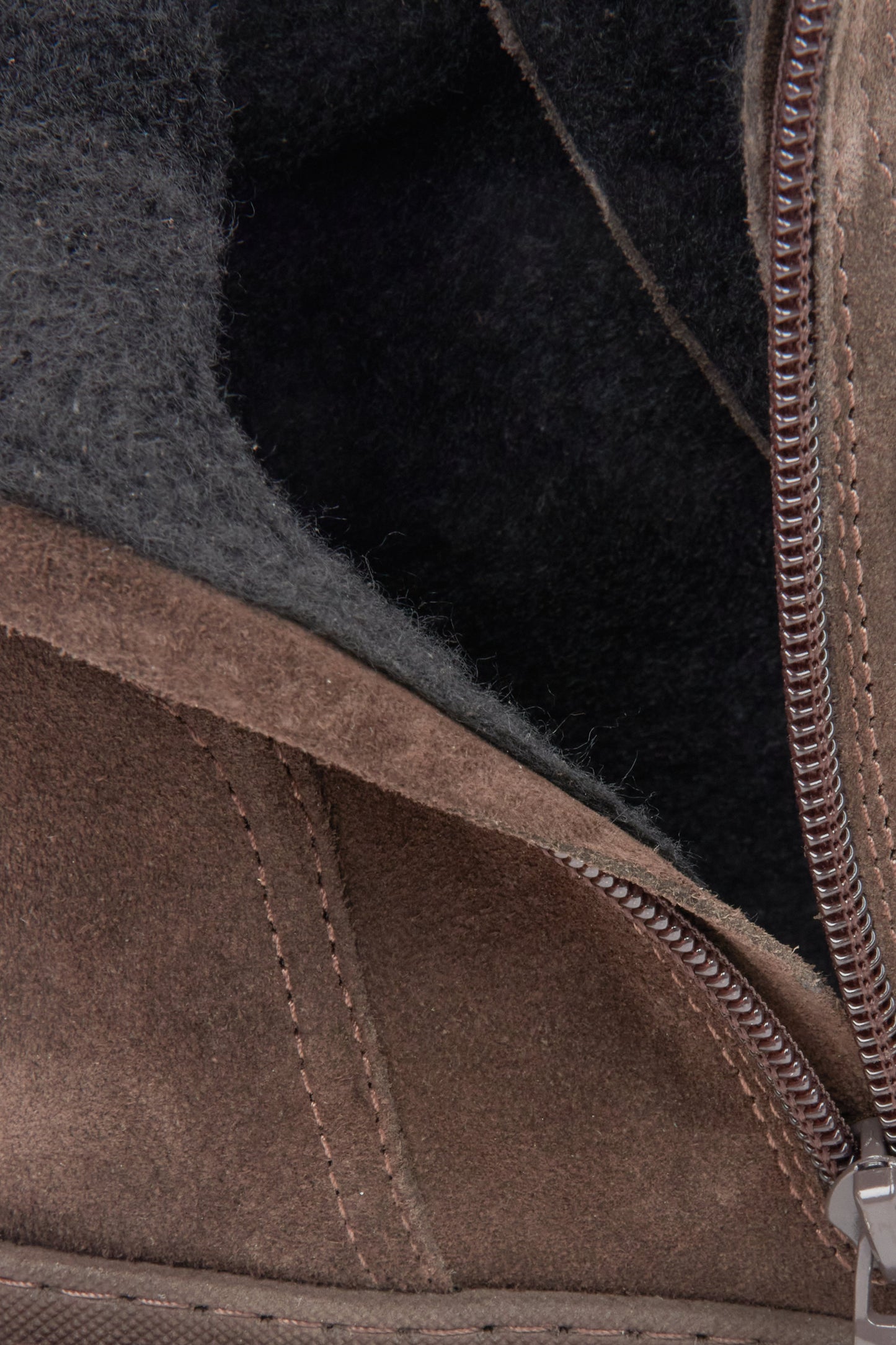 Elegante Damen-Stiefeletten in Sattelfarben aus italienischem Veloursleder von Estro – Nahaufnahme der weichen Polsterung.