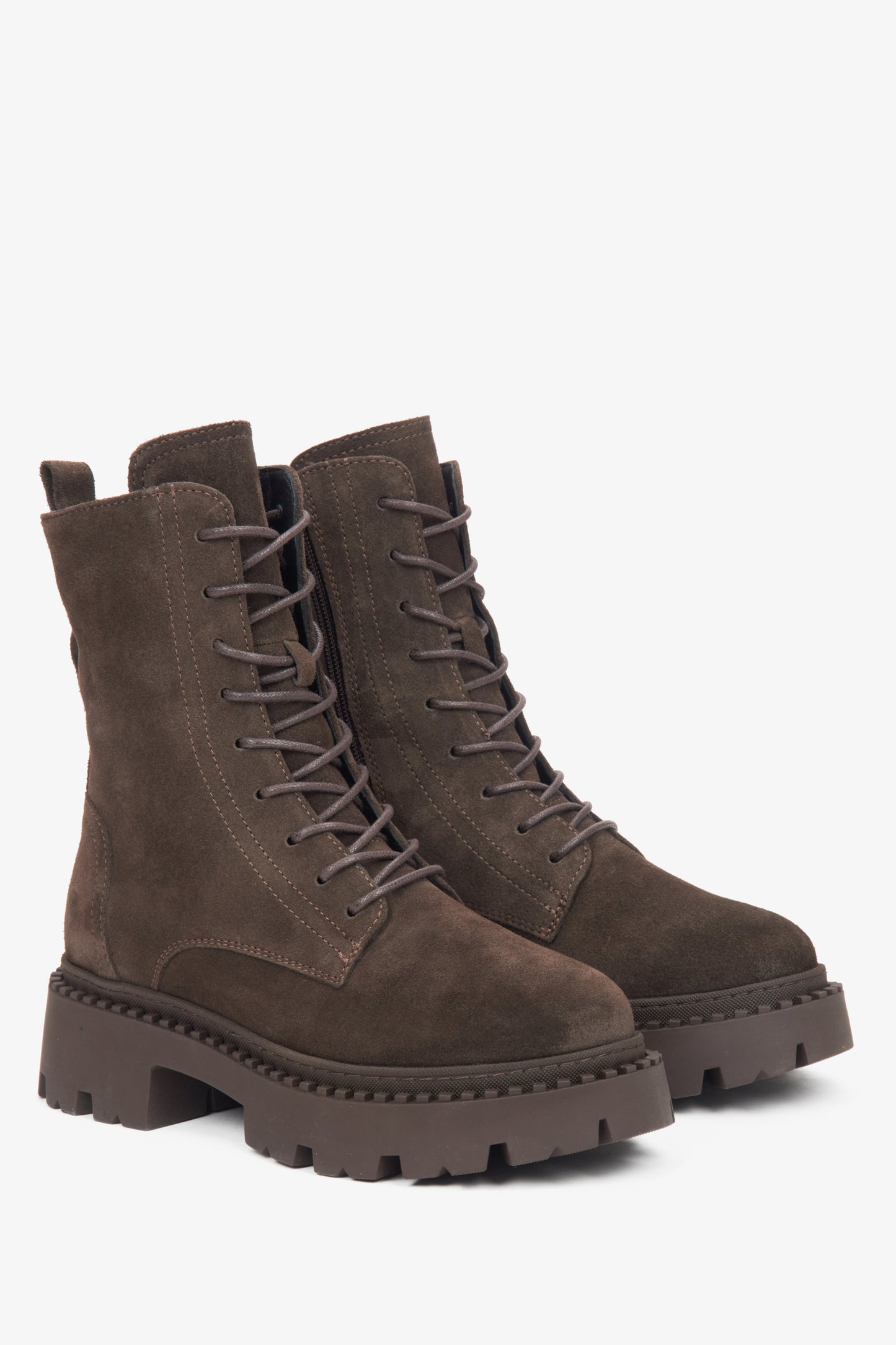 Damen-Stiefeletten in Sattelfarben aus echtem italienischem Veloursleder von Estro.