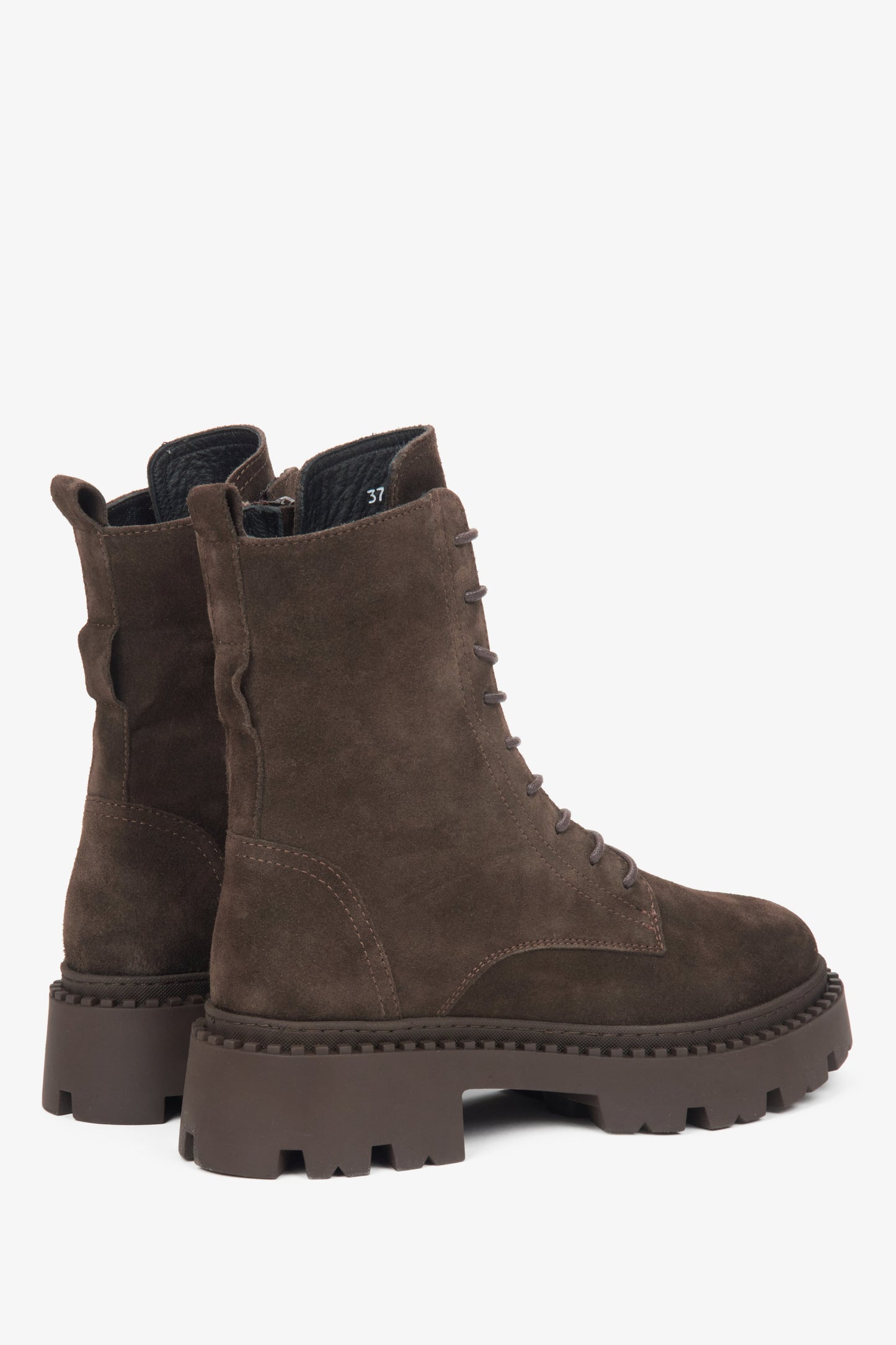 Damen-Stiefeletten aus italienischem Veloursleder in Sattelfarben von Estro – Nahaufnahme des weichen Schafts.