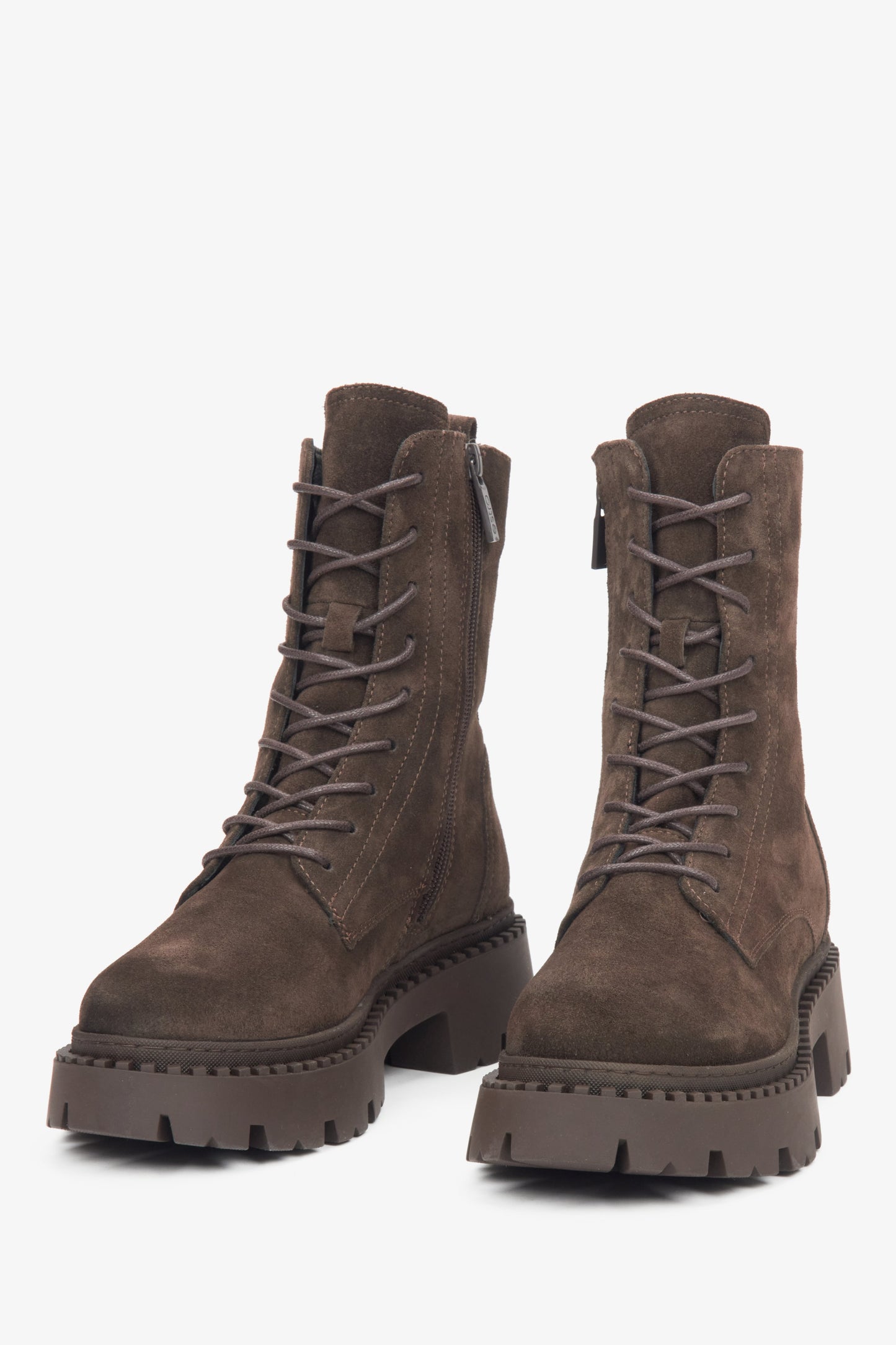 Stylische Damen-Stiefeletten aus italienischem Veloursleder in Sattelbraun von Estro – Nahaufnahme der Zehenpartie.
