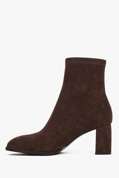 Seitliche Ansicht der dunkelbraunen Damen-Stiefeletten aus Naturvelours mit stabilem Blockabsatz und elegantem Schaft