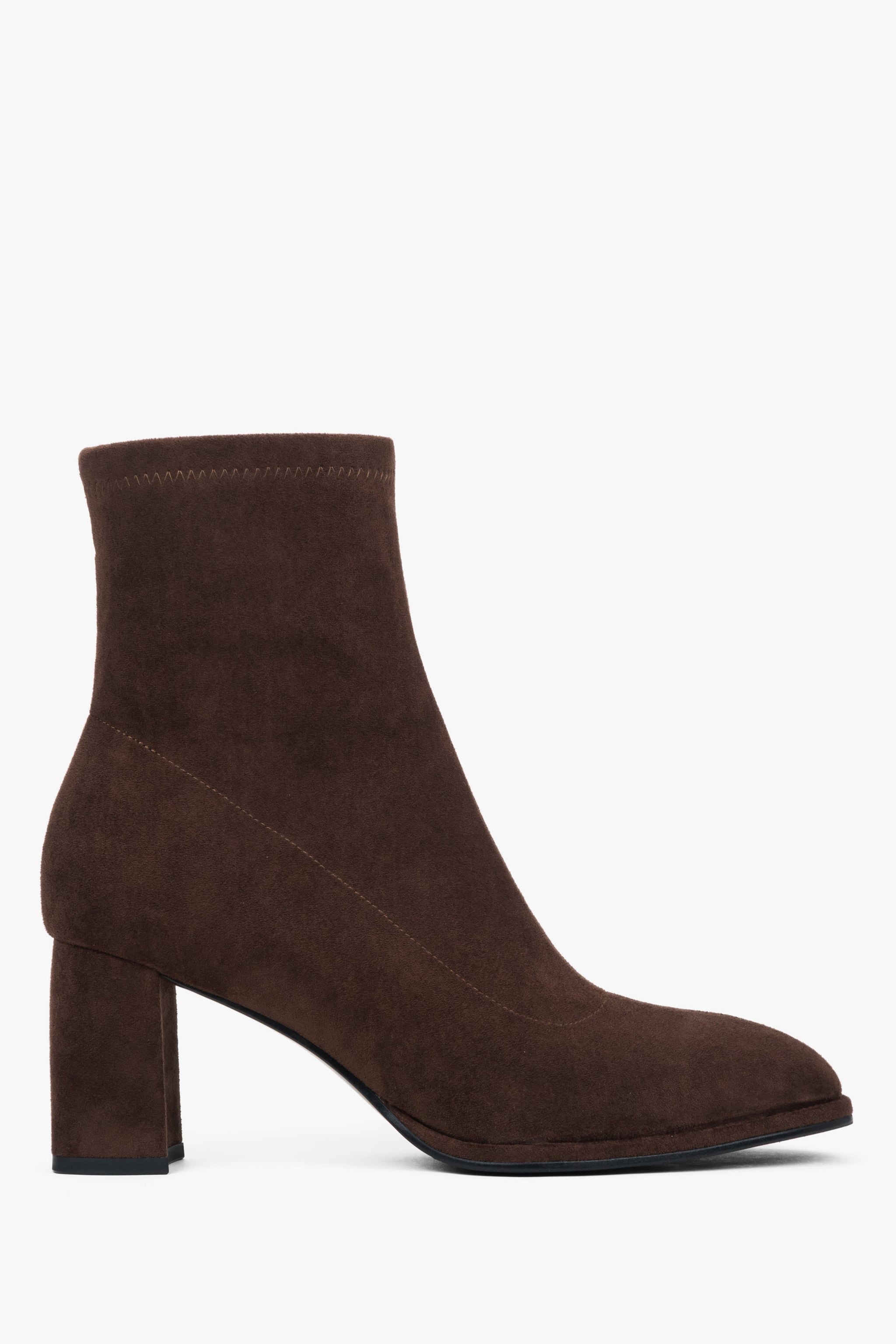Rechtes Seitenprofil der Velours-Stiefelette mit Fokus auf die weiche Textur und die Schafthöhe 