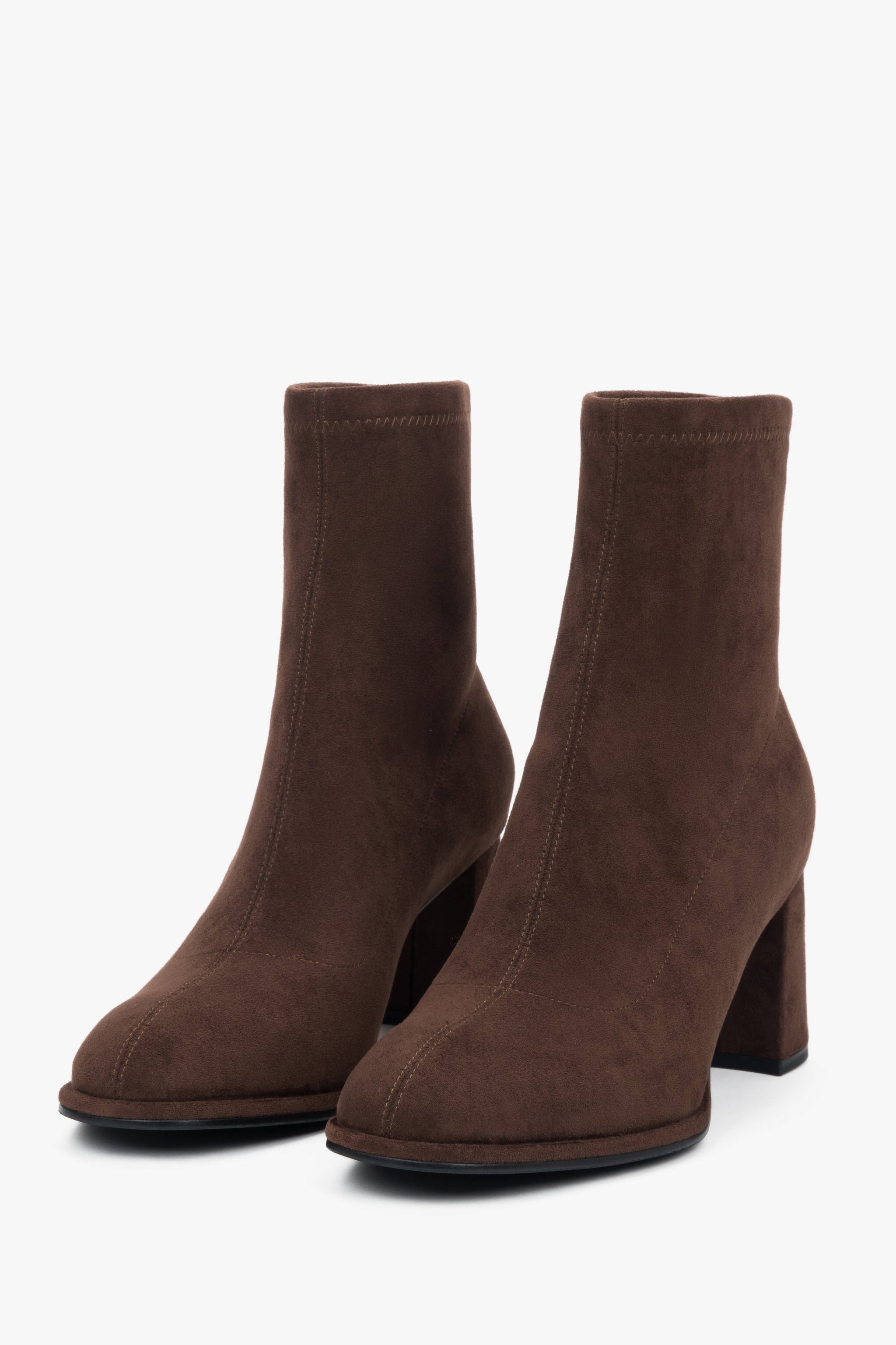 Frontale Schrägansicht der dunkelbraunen Damen-Stiefeletten aus Naturvelours mit stabilem Blockabsatz 