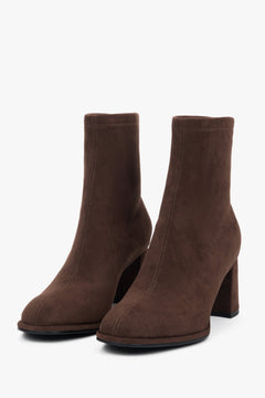 Frontale Schrägansicht der dunkelbraunen Damen-Stiefeletten aus Naturvelours mit stabilem Blockabsatz 