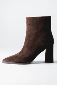 Seitliche Ansicht der dunkelbraunen Damen-Stiefelette aus Naturvelours mit spitzer Kappe und 9 cm Blockabsatz 
