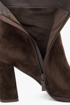 Detailaufnahme des funktionalen Reißverschlusses an der Innenseite der Velours-Stiefelette 