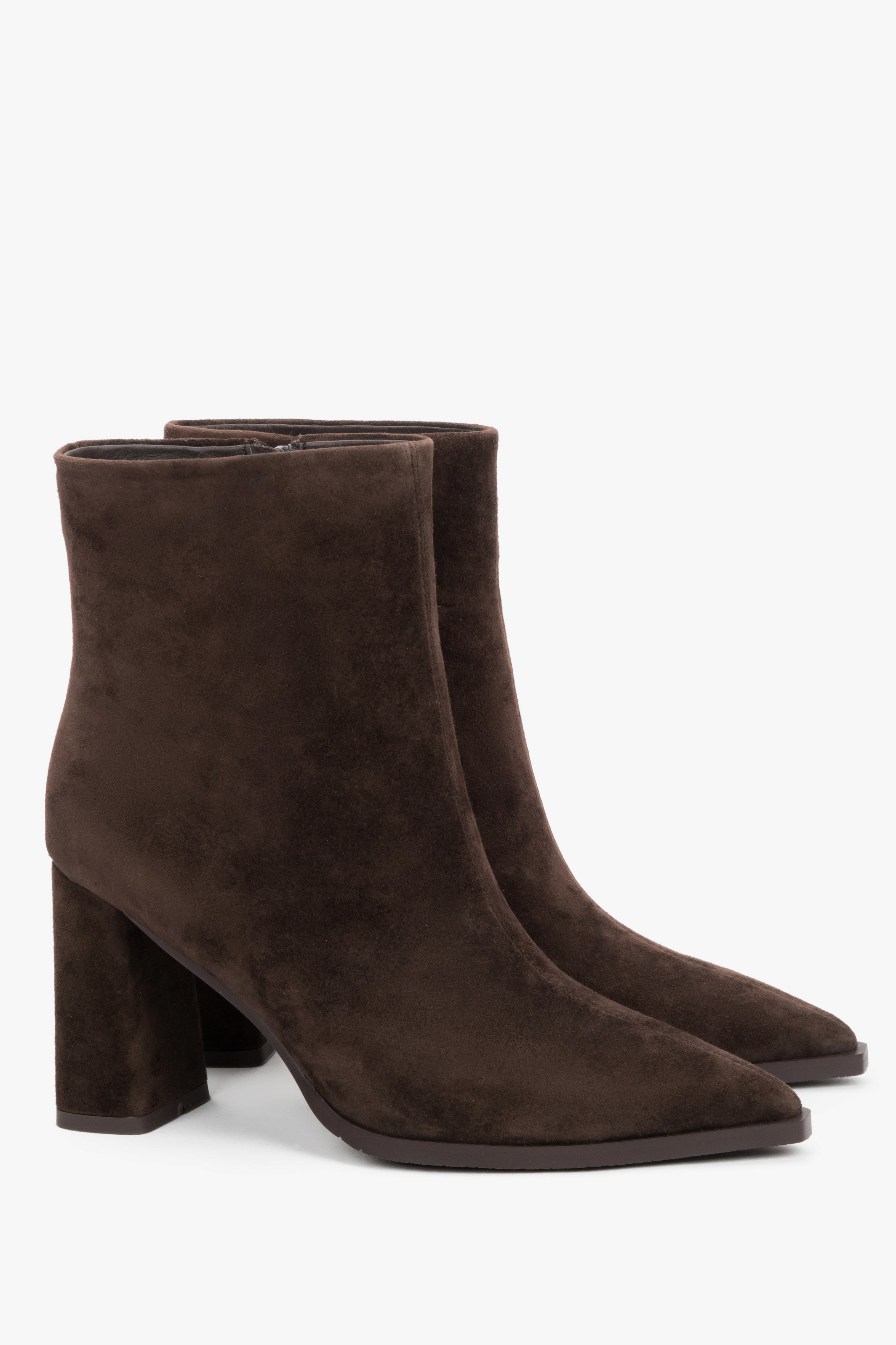 Alternative Schrägansicht der beiden dunkelbraunen Stiefeletten mit Fokus auf die spitze Formgebung 