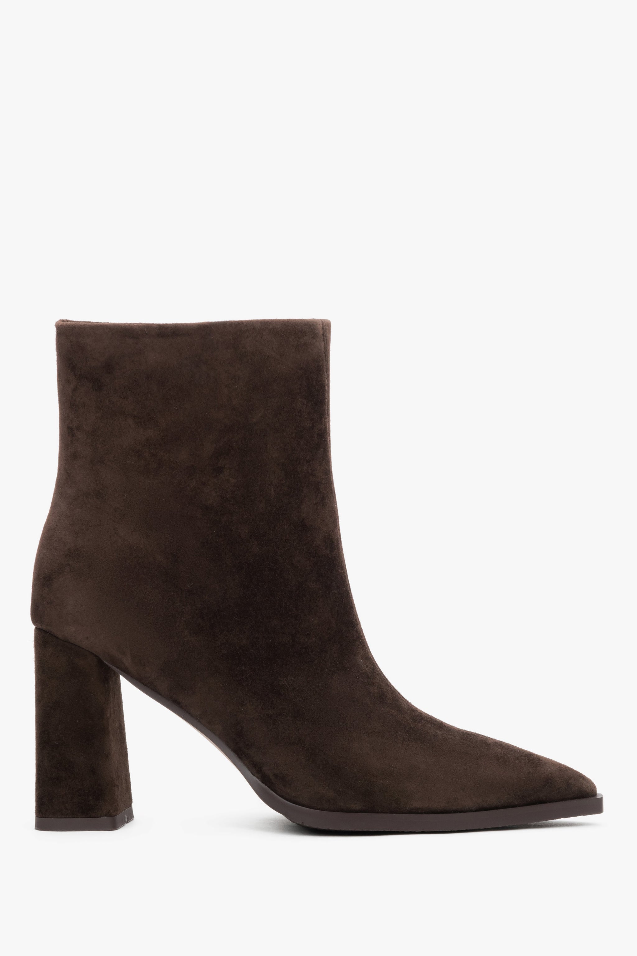 Klassische Seitenansicht der dunkelbraunen Damen-Stiefelette aus Naturvelours mit spitzer Kappe und stabilem 9-cm-Blockabsatz