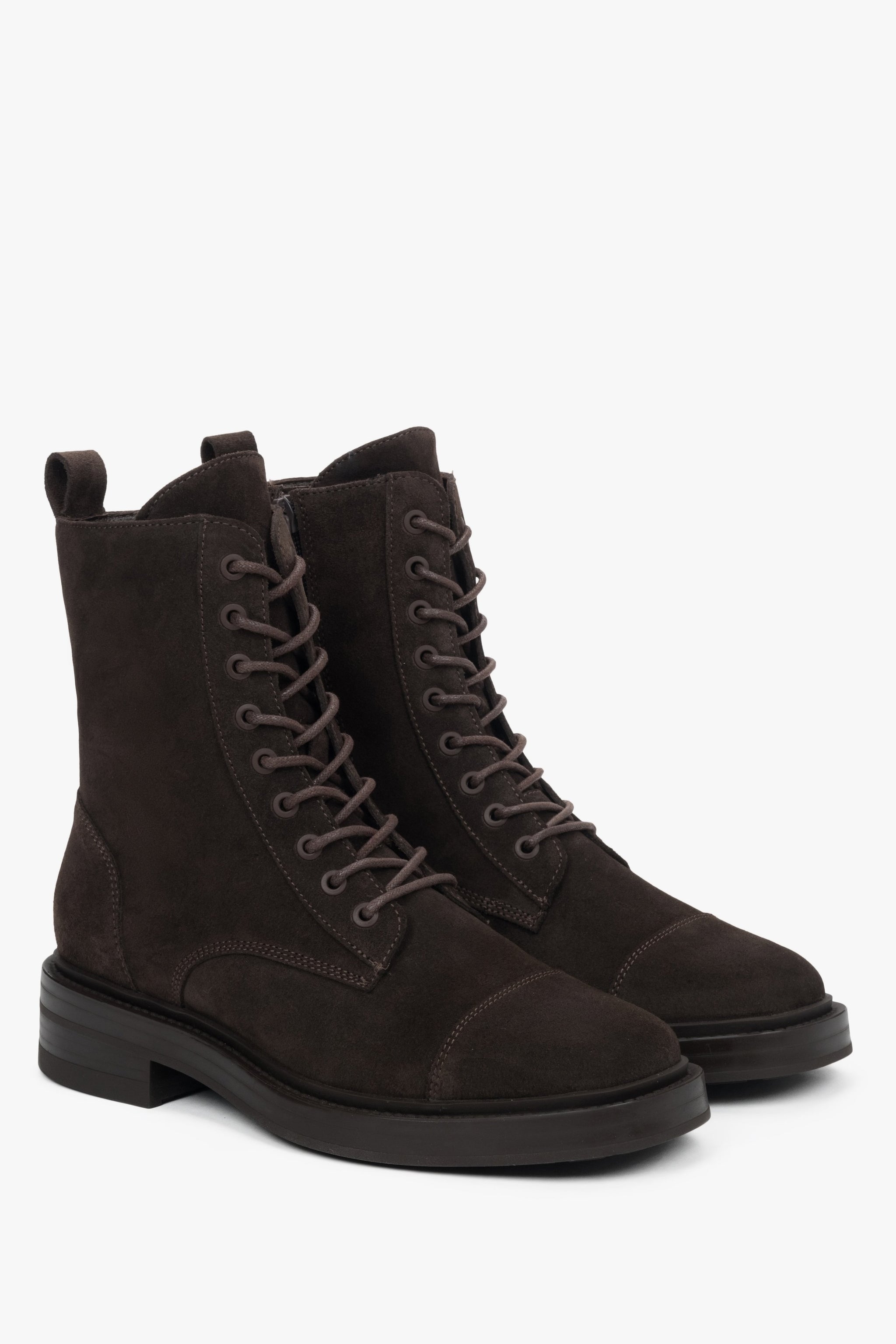 Schrägansicht des eleganten Ankle-Boot-Paares zur Veranschaulichung der dekorativen Schnürung