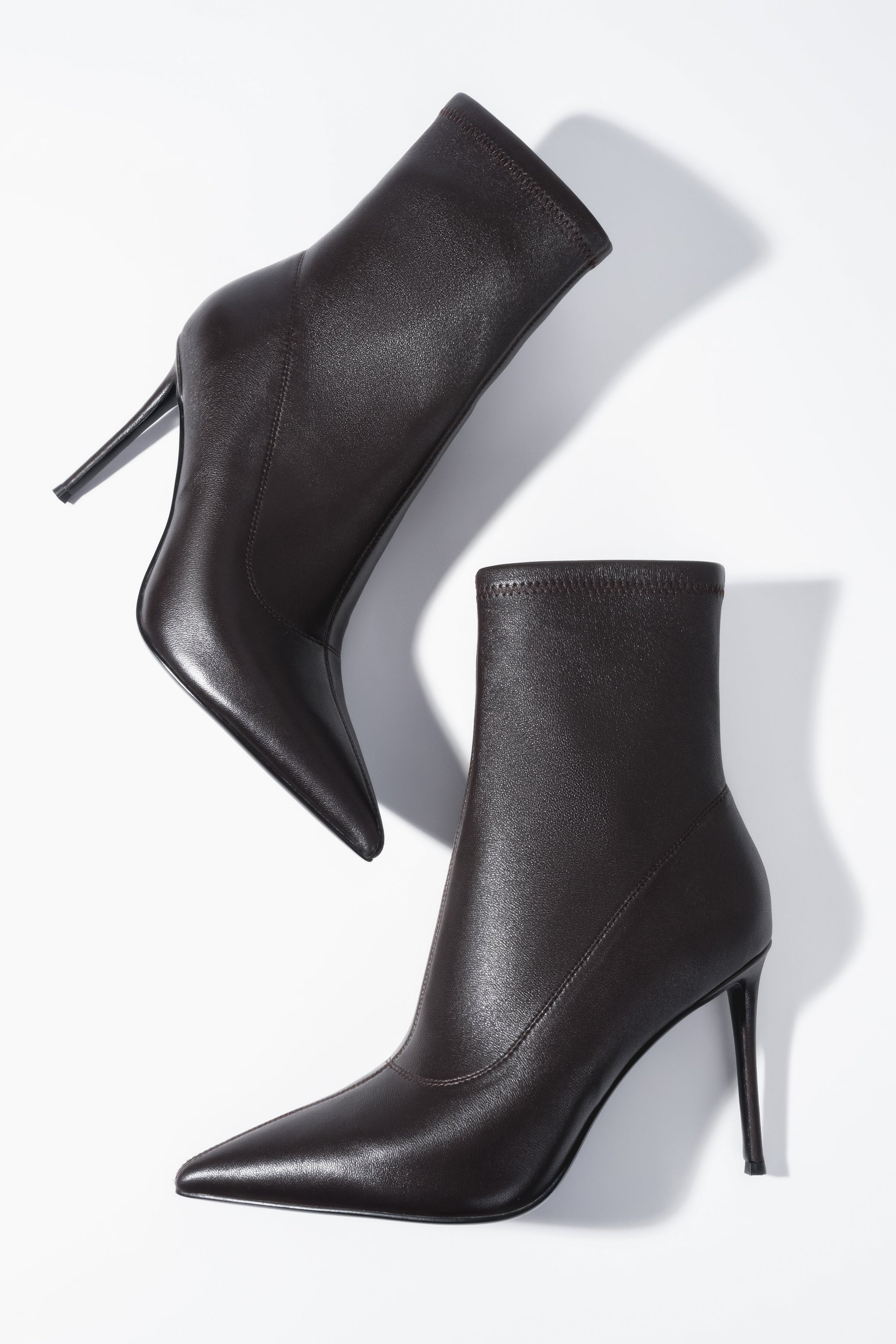 Kreative Ansicht der dunkelbraunen Damen-Stiefeletten aus Echtleder und Stretch mit Fokus auf die spitze Form 