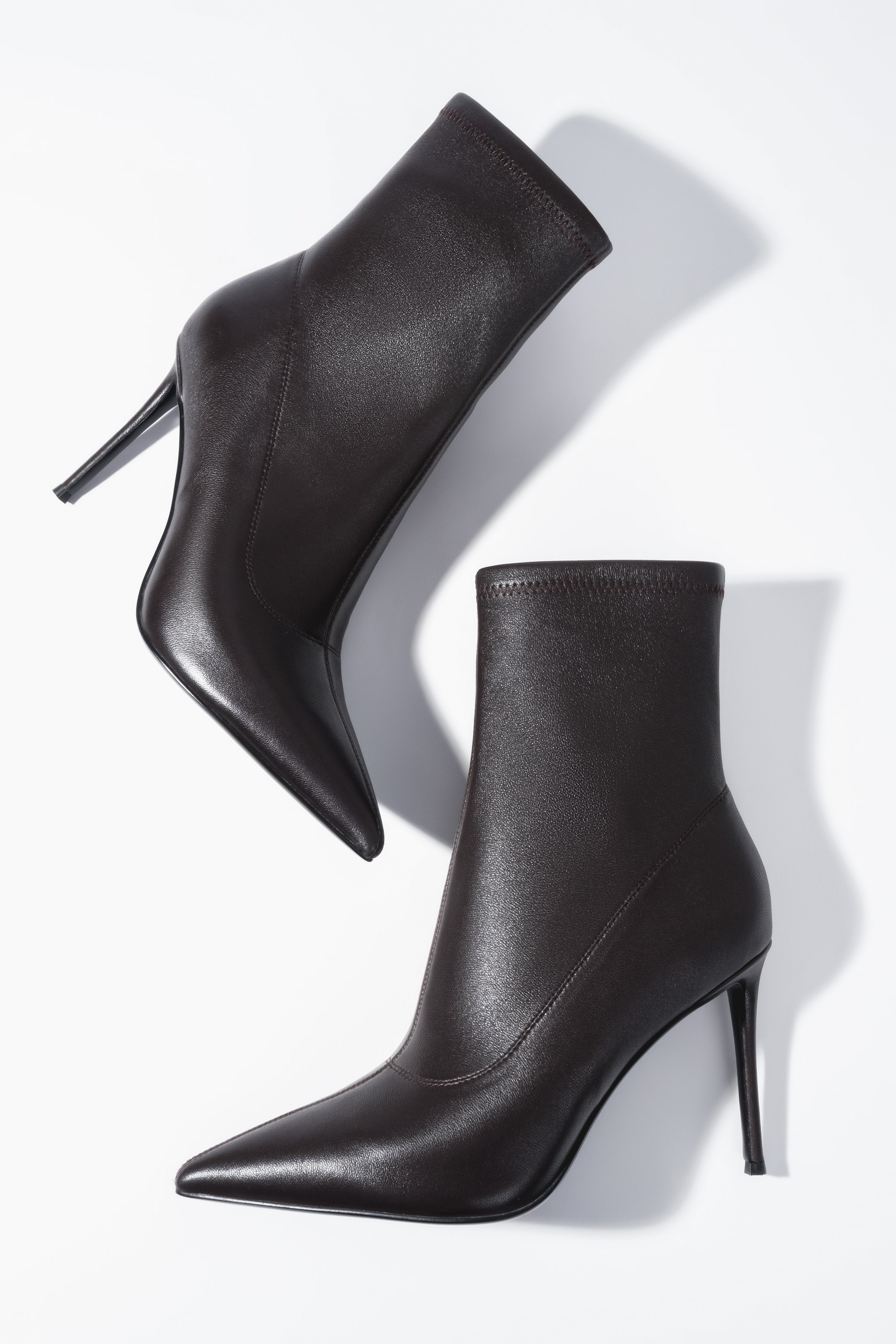 Kreative Ansicht der dunkelbraunen Damen-Stiefeletten aus Echtleder und Stretch mit Fokus auf die spitze Form 
