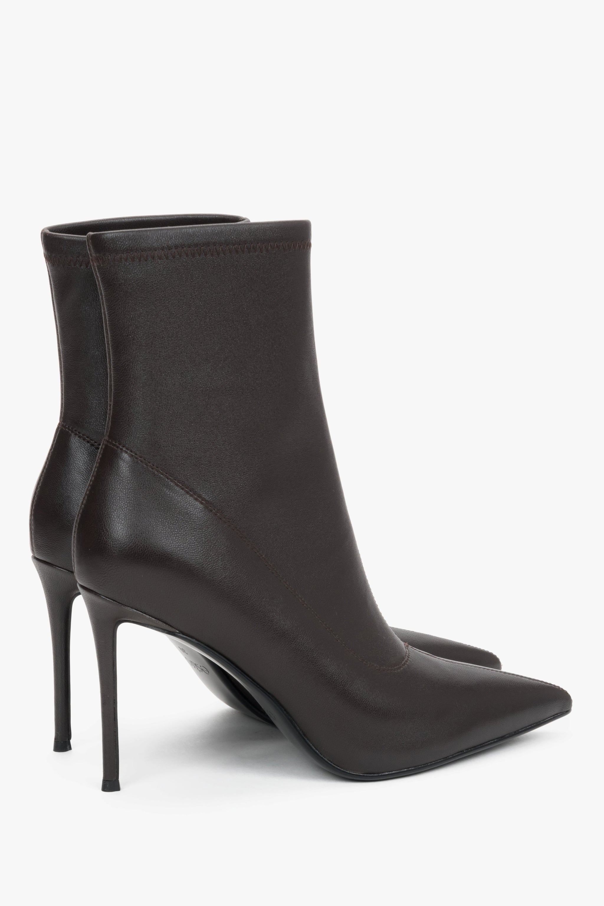 Rückansicht der Stiefeletten, die den schlanken Pfennigabsatz und die präzise Formgebung der Ferse präsentiert 
