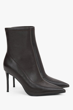 Schrägansicht des eleganten Schuhpaares, die die enganliegende "Sock Boots"-Linie betont 