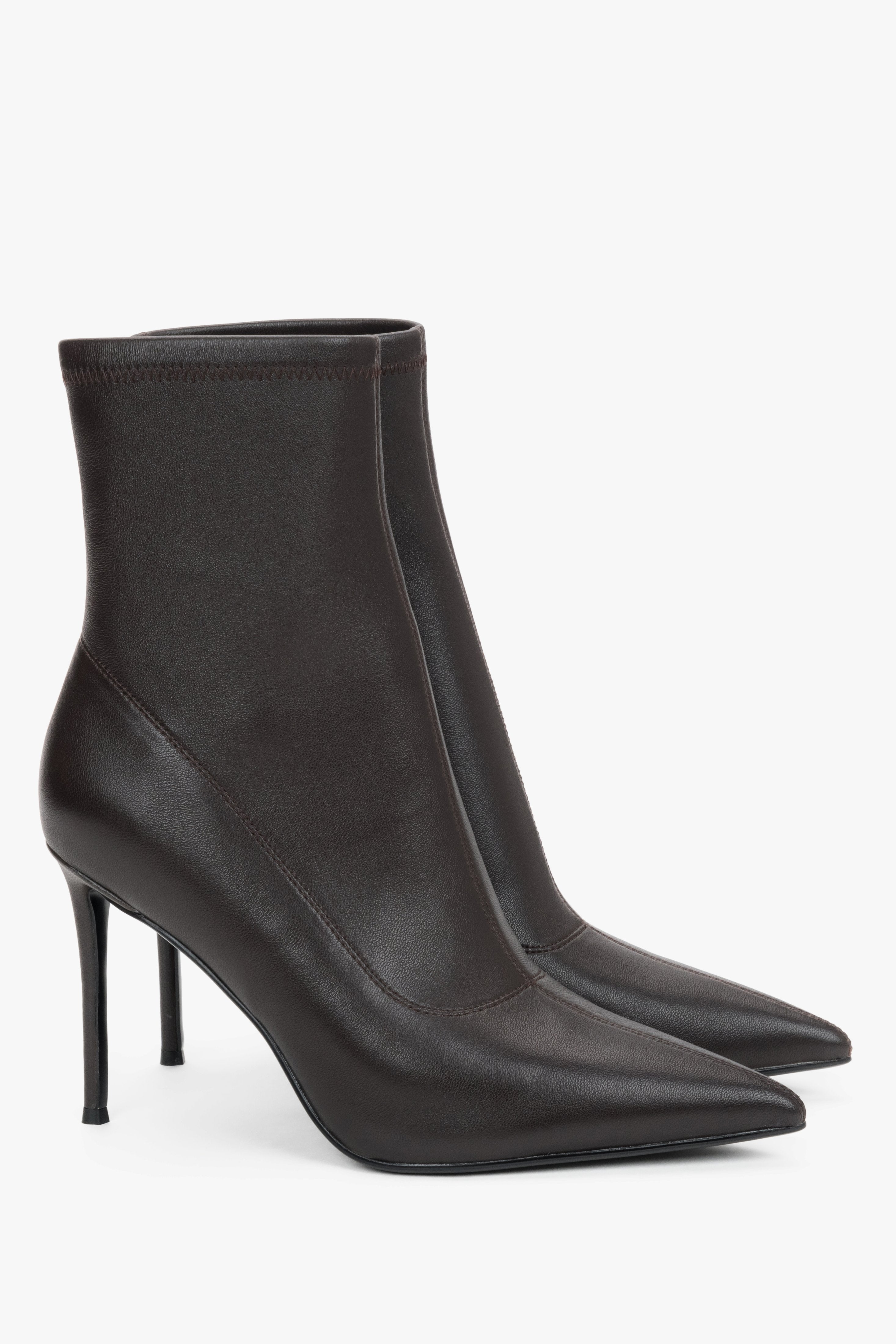 Schrägansicht des eleganten Schuhpaares, die die enganliegende "Sock Boots"-Linie betont 