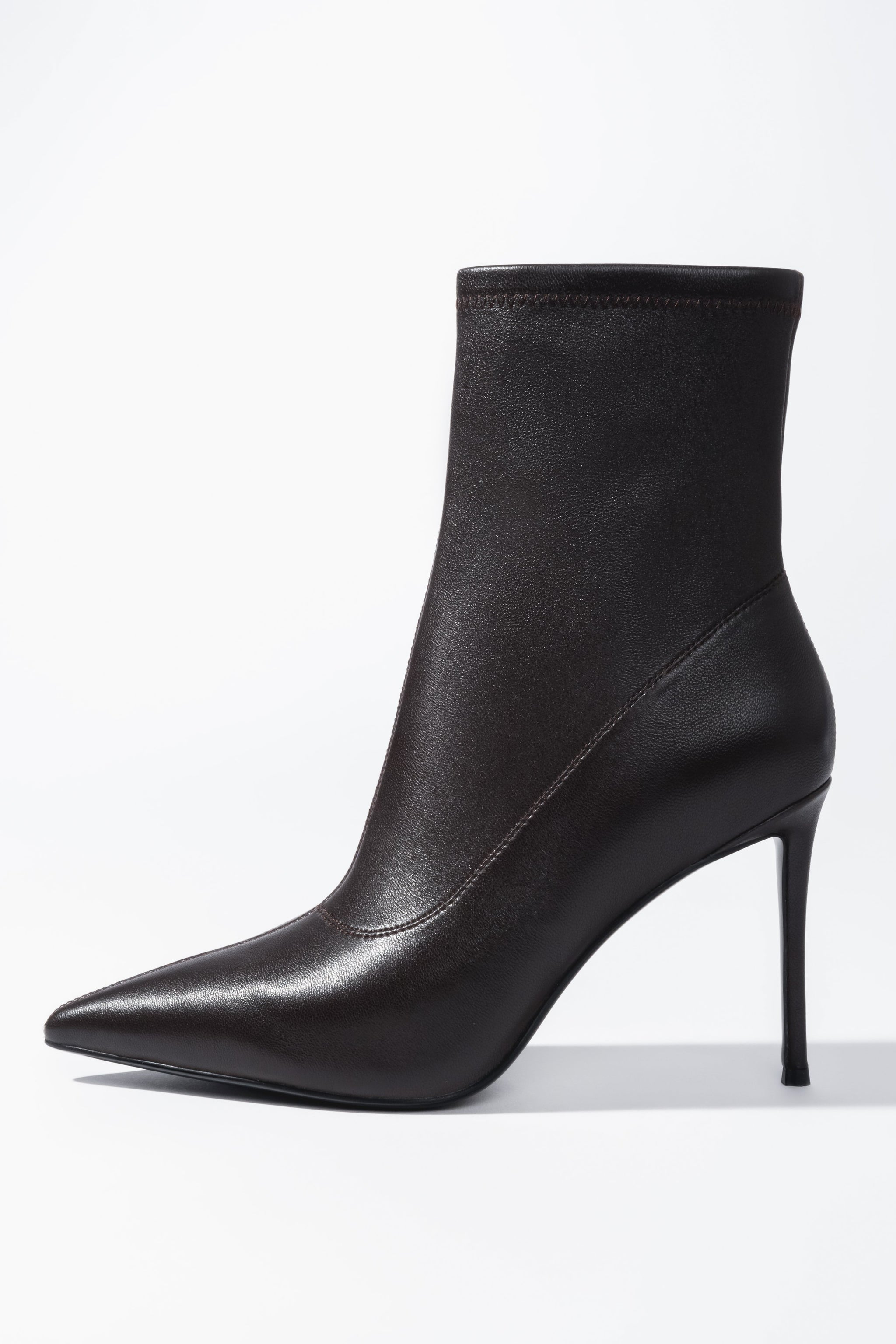 Seitliche Ansicht der Slip-on-Stiefelette, die die Kombination aus glattem Echtleder und elastischem Schaft zeigt 