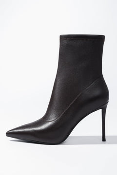 Seitliche Ansicht der Slip-on-Stiefelette, die die Kombination aus glattem Echtleder und elastischem Schaft zeigt 