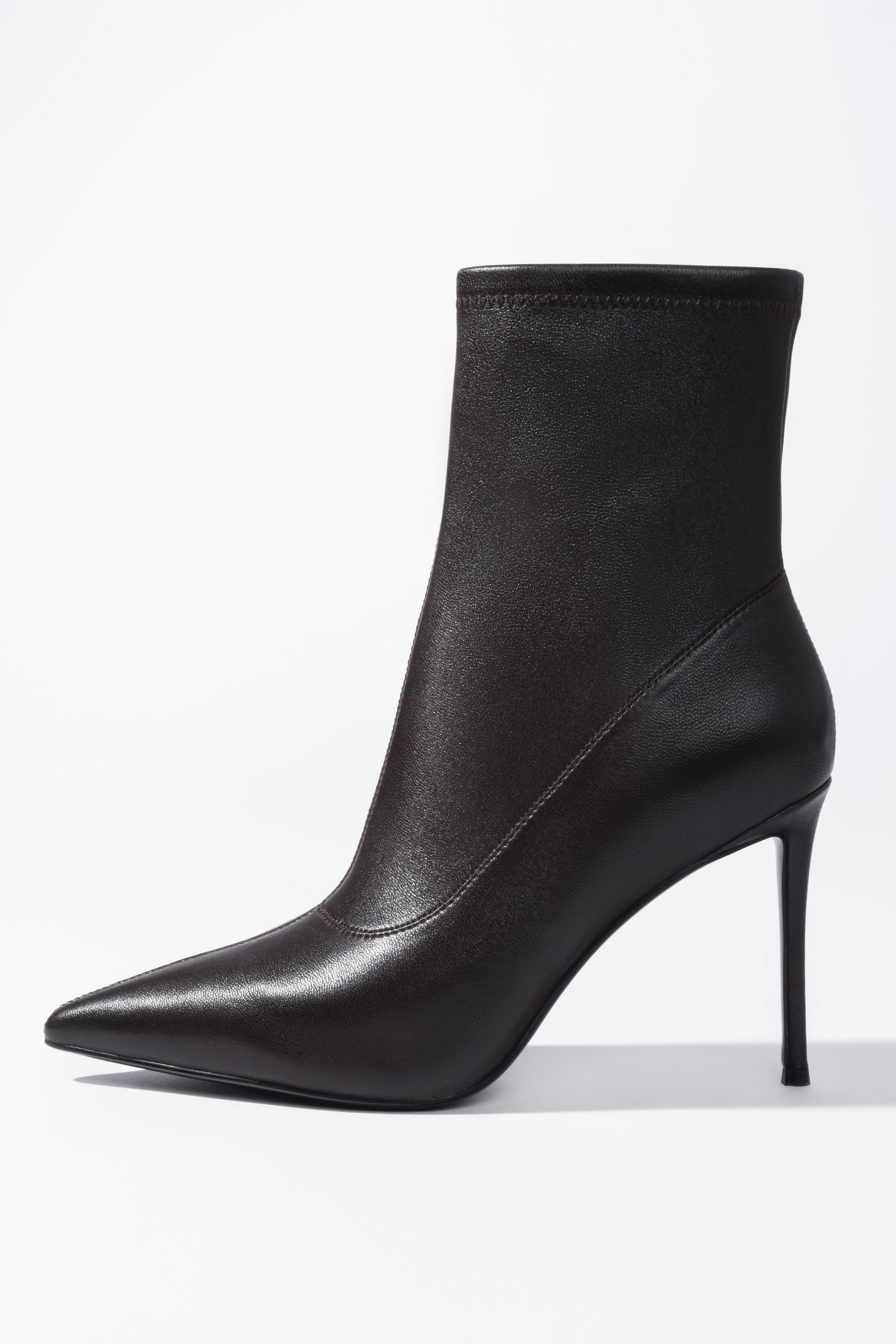 Seitliche Ansicht der Slip-on-Stiefelette, die die Kombination aus glattem Echtleder und elastischem Schaft zeigt 