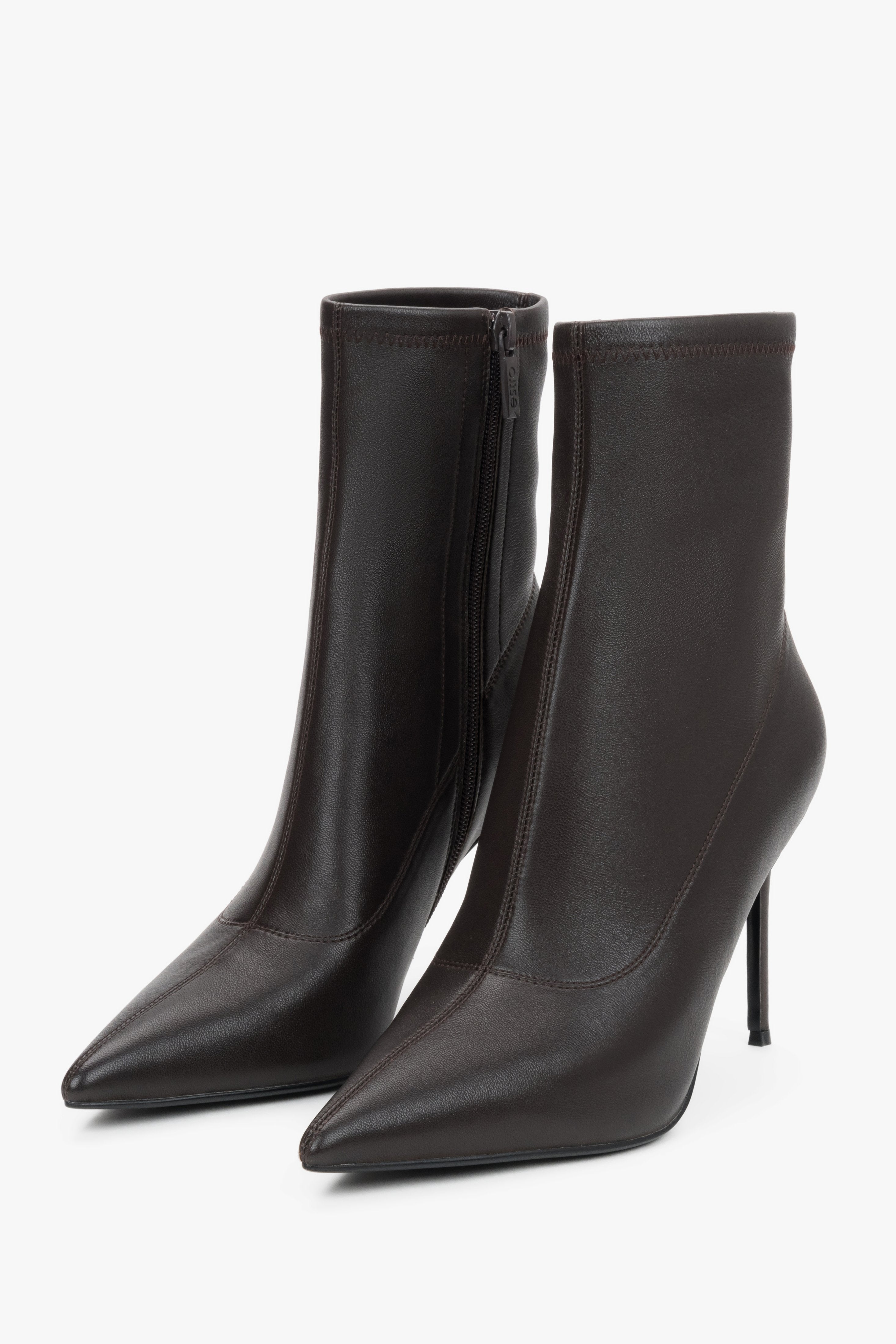 Schrägansicht beider dunkelbrauner Stiefeletten mit Fokus auf die dynamisch spitz zulaufende Kappe