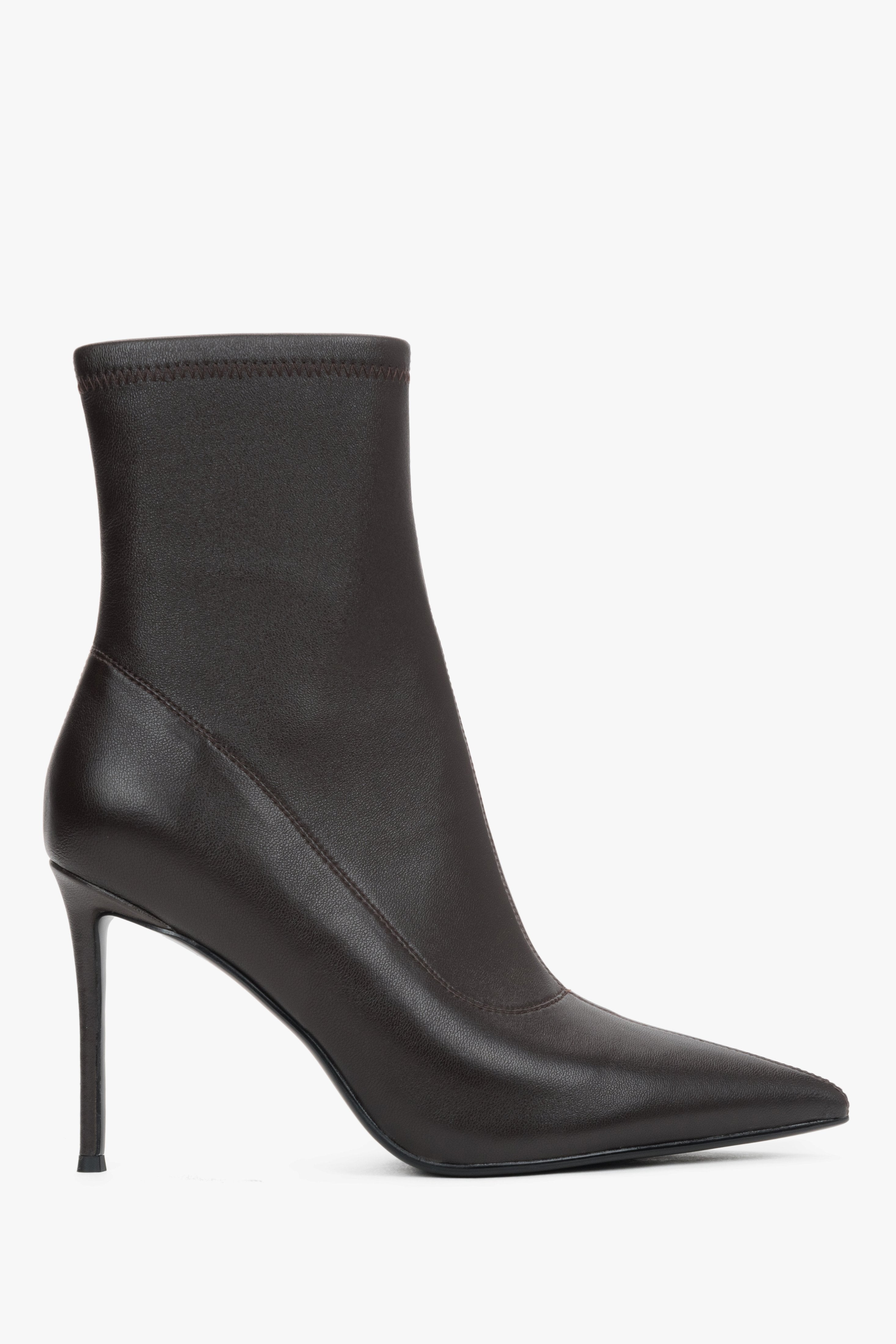 Reines Seitenprofil der dunkelbraunen Damen-Stiefelette, das die enganliegende "Sock Boots"-Silhouette, die spitze Kappe und den 9,5 cm hohen Stiletto-Absatz präzise darstellt