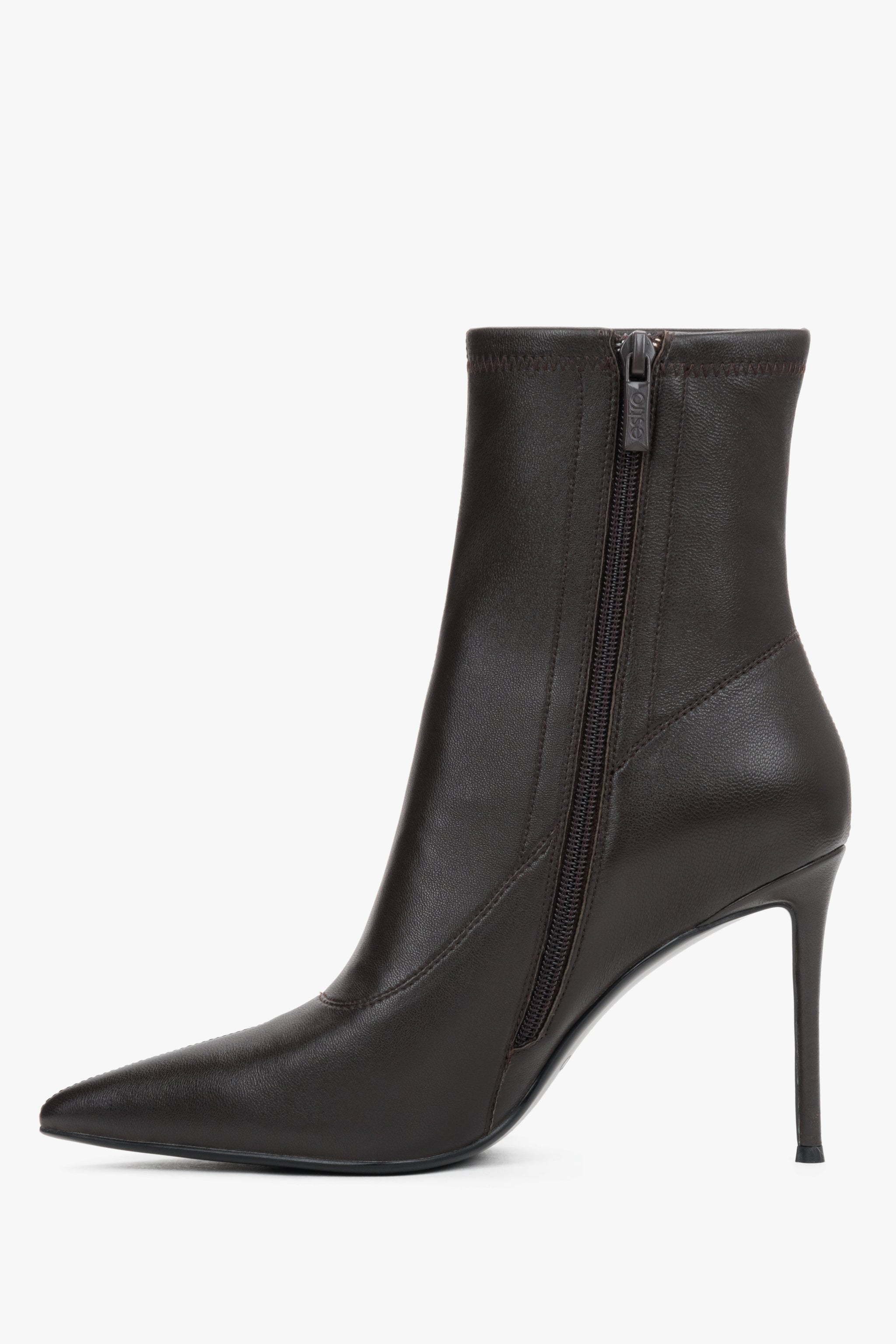 Seitliche Ansicht der Slip-on-Stiefelette, die die Kombination aus glattem Echtleder und elastischem Schaft zeigt