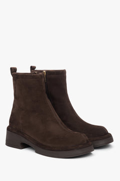 Schrägansicht des eleganten Stiefeletten-Paares zur Veranschaulichung der weichen Silhouette