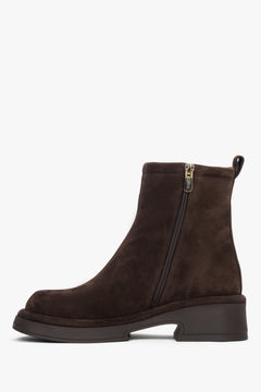Seitenansicht der dunkelbraunen Damen-Stiefeletten aus Natur-Velours mit Blockabsatz