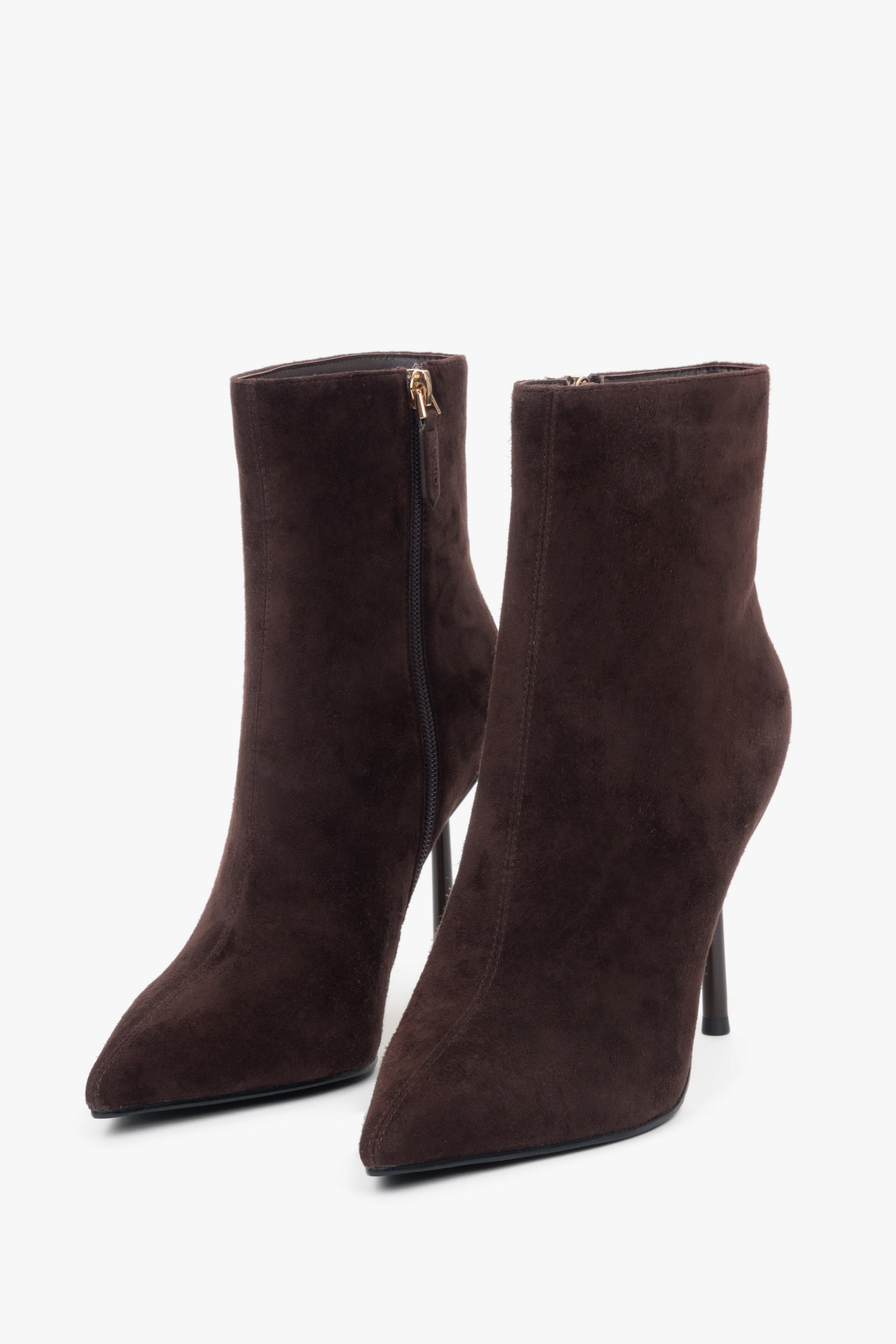 Frontale Schrägansicht der eleganten Velours-Stiefeletten 